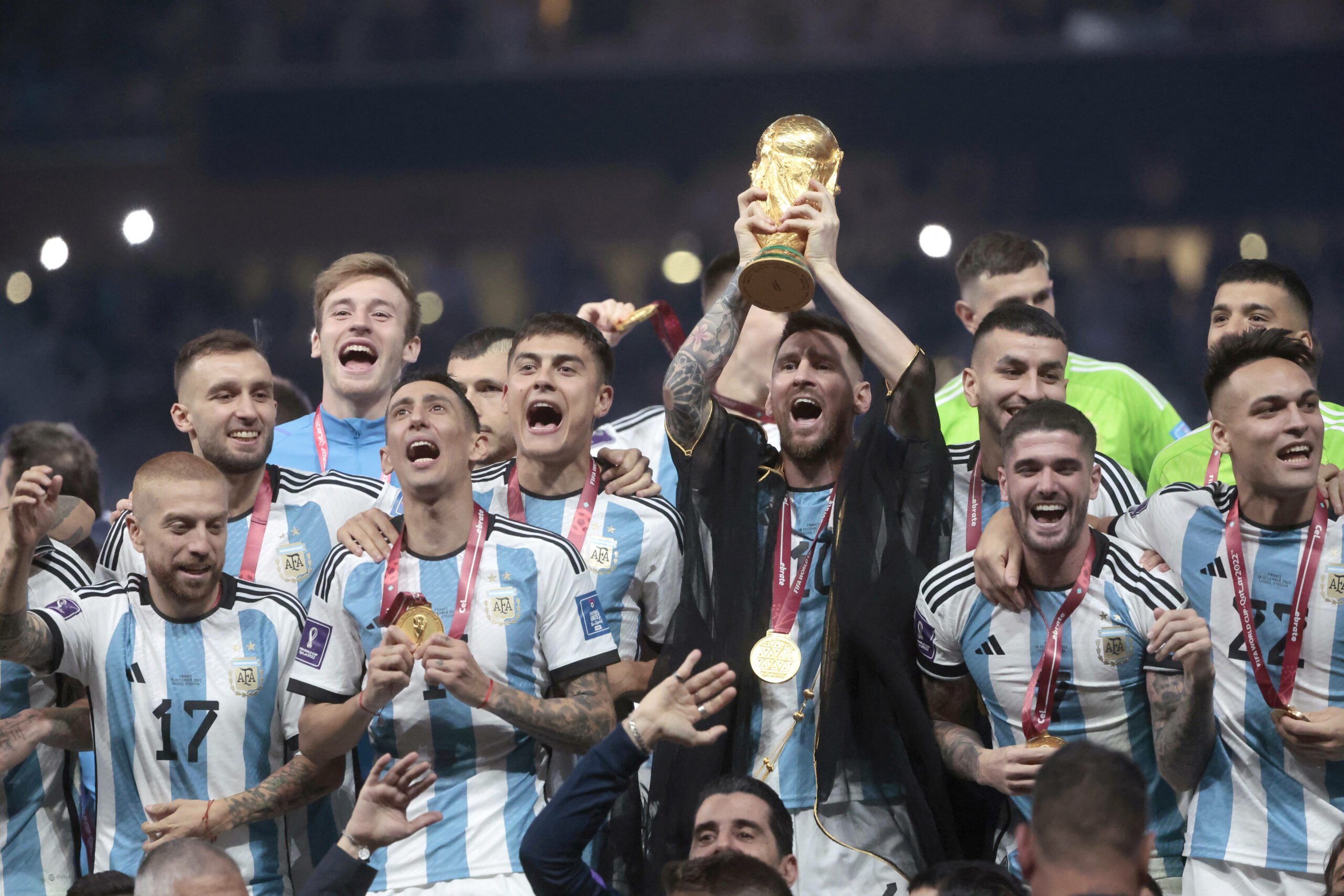 Lionel Messi reckt den WM-Pokal in die Höhe.