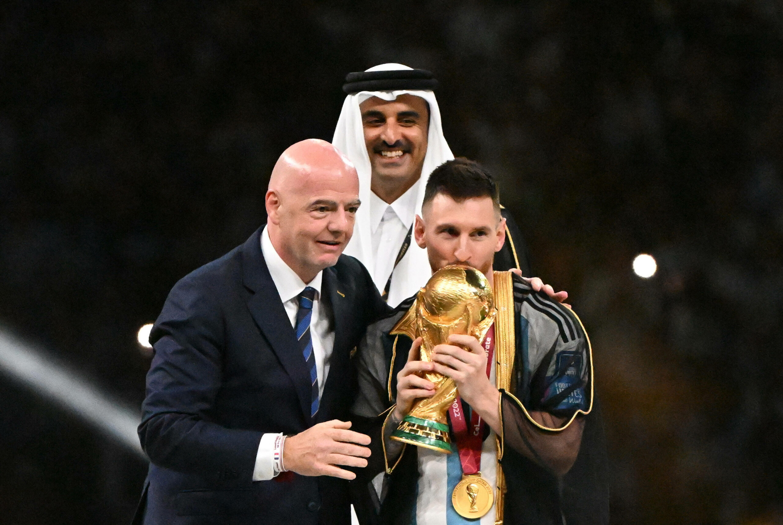 Gianni Infantino übergibt Lionel Messi den WM-Pokal.