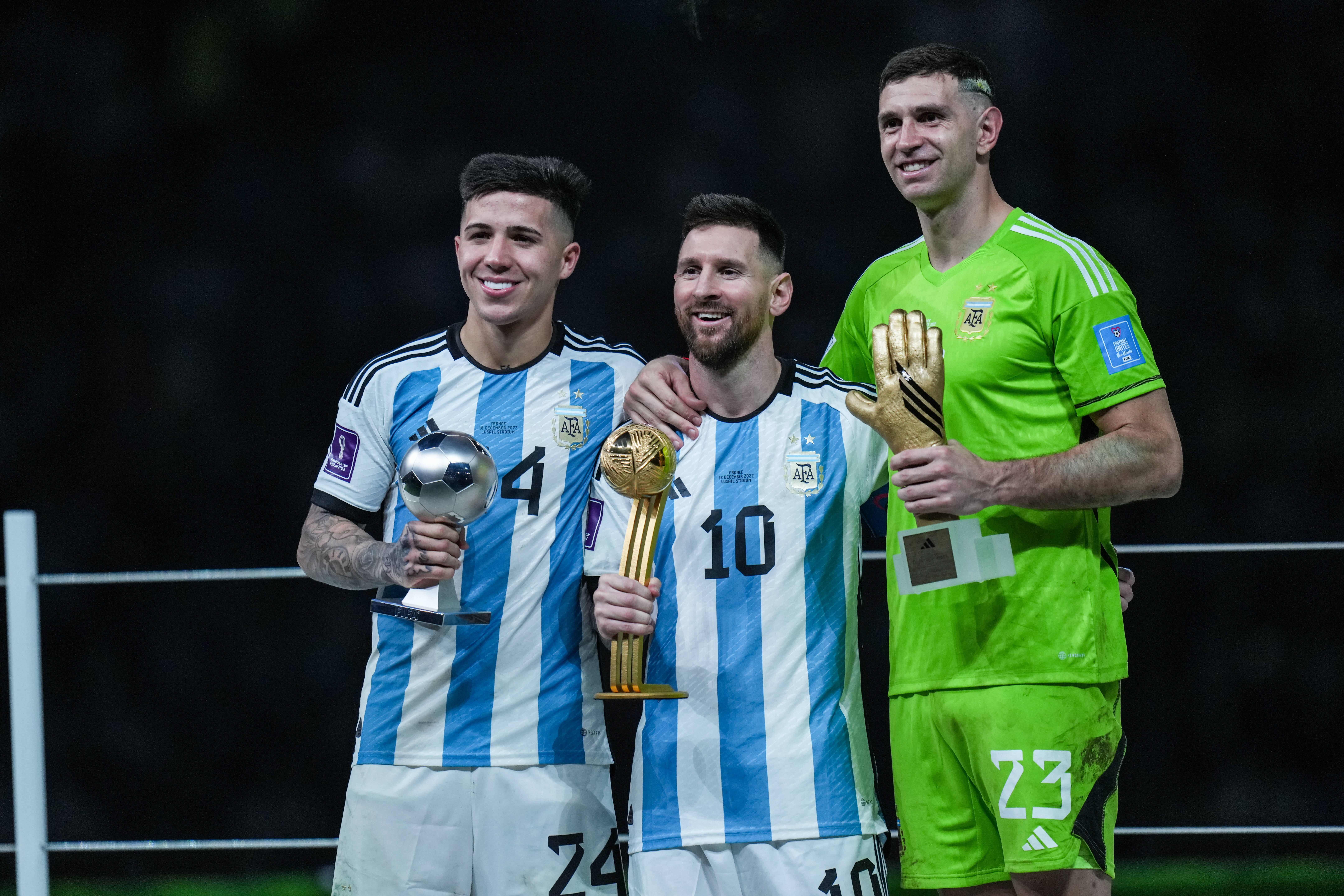 Fernandez, Messi, Martinez Mwährend der Preisverleihung nach dem Finale bei der WM