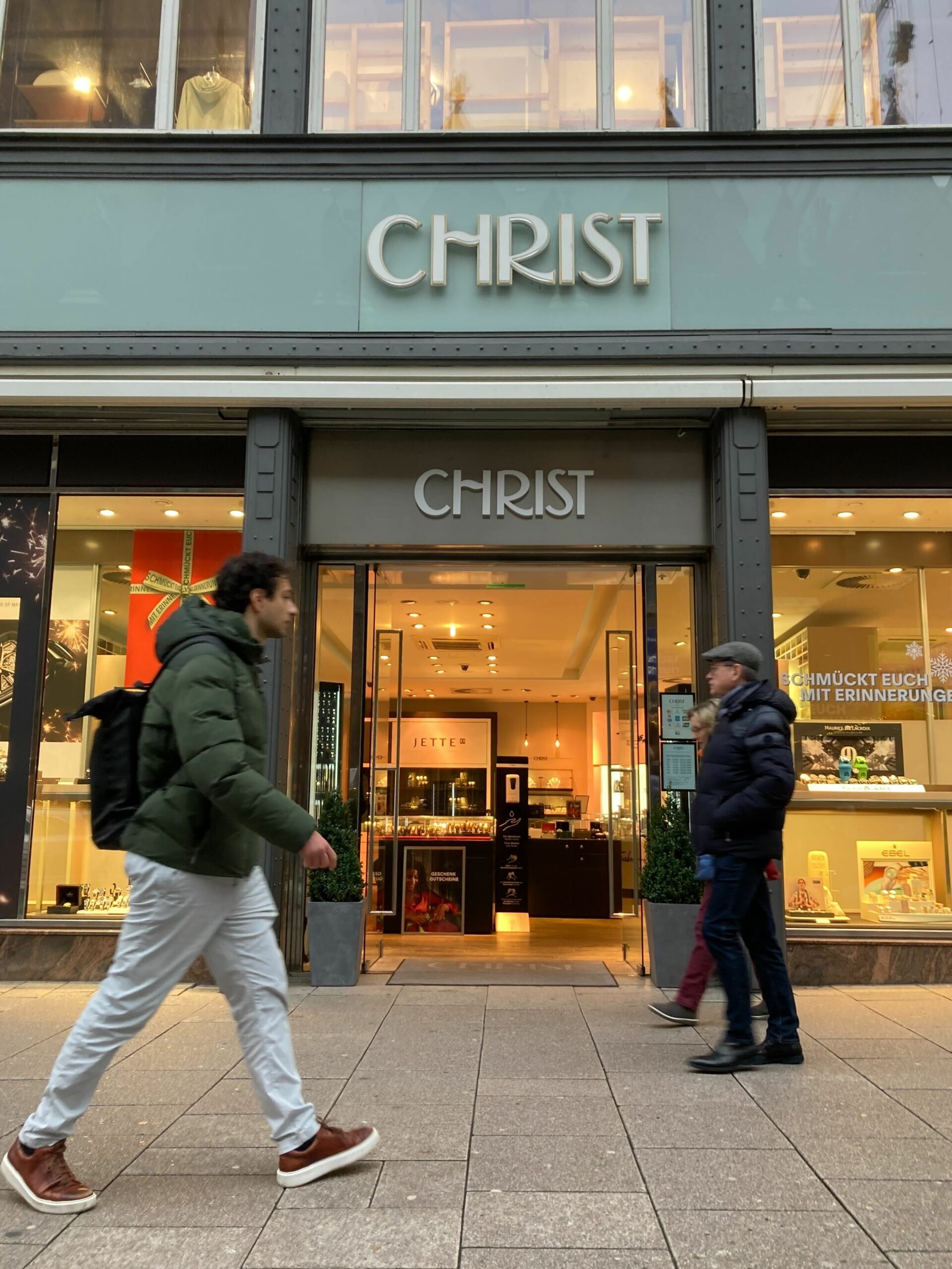 Offene Ladentüren beim Juwelier „Christ“