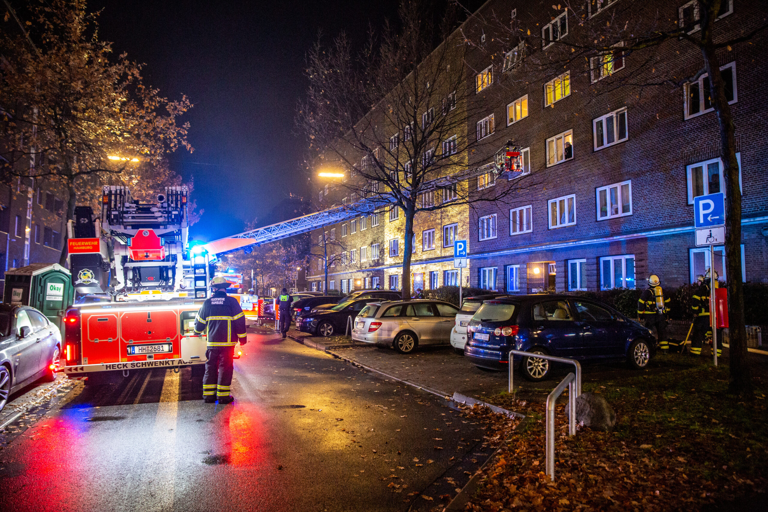 Brandstiftung in Wohhaus – Feuerwehr rettet mehrere Bewohner