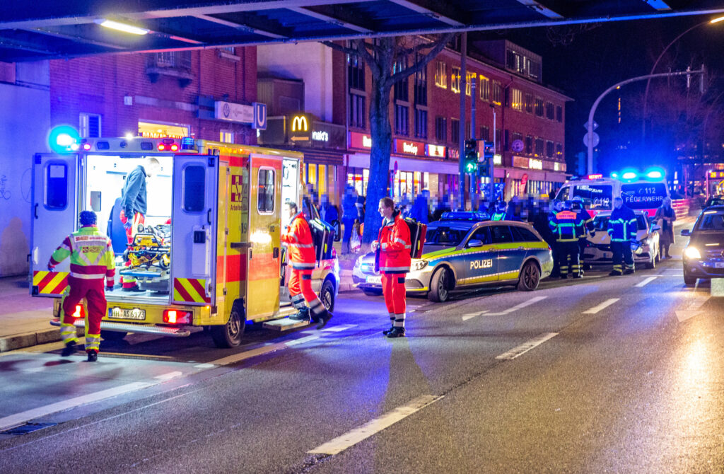 Hamburg: Car crosses traffic light when it is red – two children are surprised