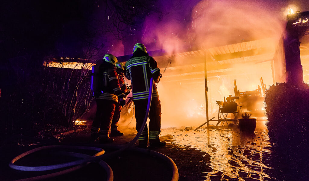 Carport brennt – Flammen erfassen Wohnhaus in Elntföhrden