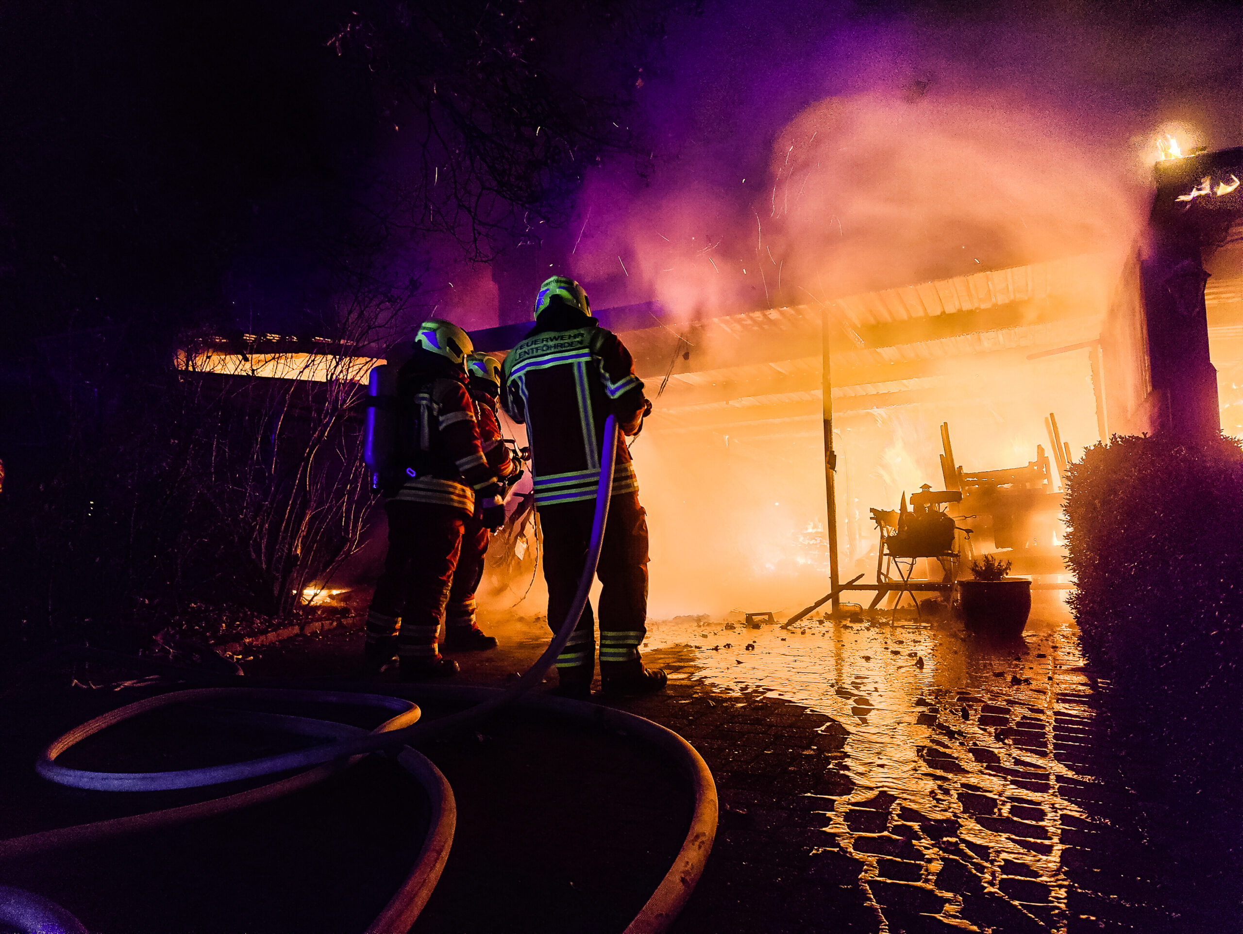 Carport brennt – Flammen erfassen Wohnhaus in Elntföhrden