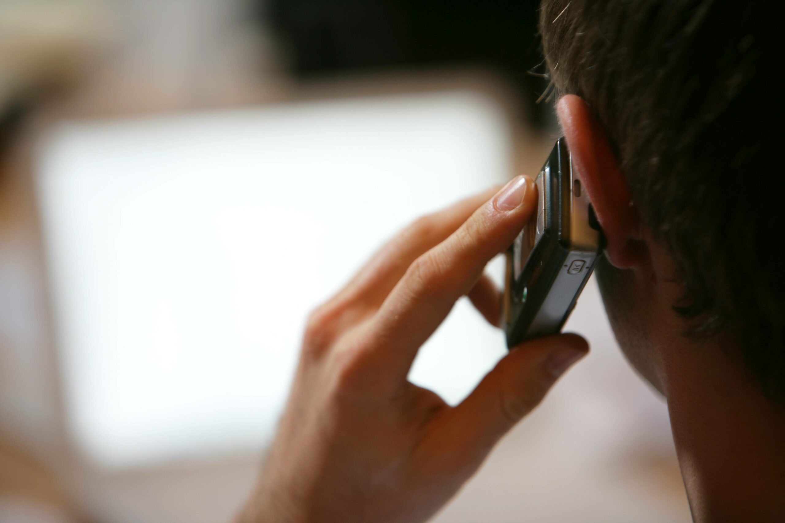 Ein Mann telefoniert mit einem Handy (Symbolfoto).