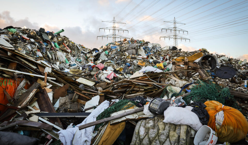 Bis zu sechs Meter hoch türmt sich Müll wie Bauschutt, Teerpappe und Asbest im Norderstedter Gewerbegebiet Friedrichsgabe.