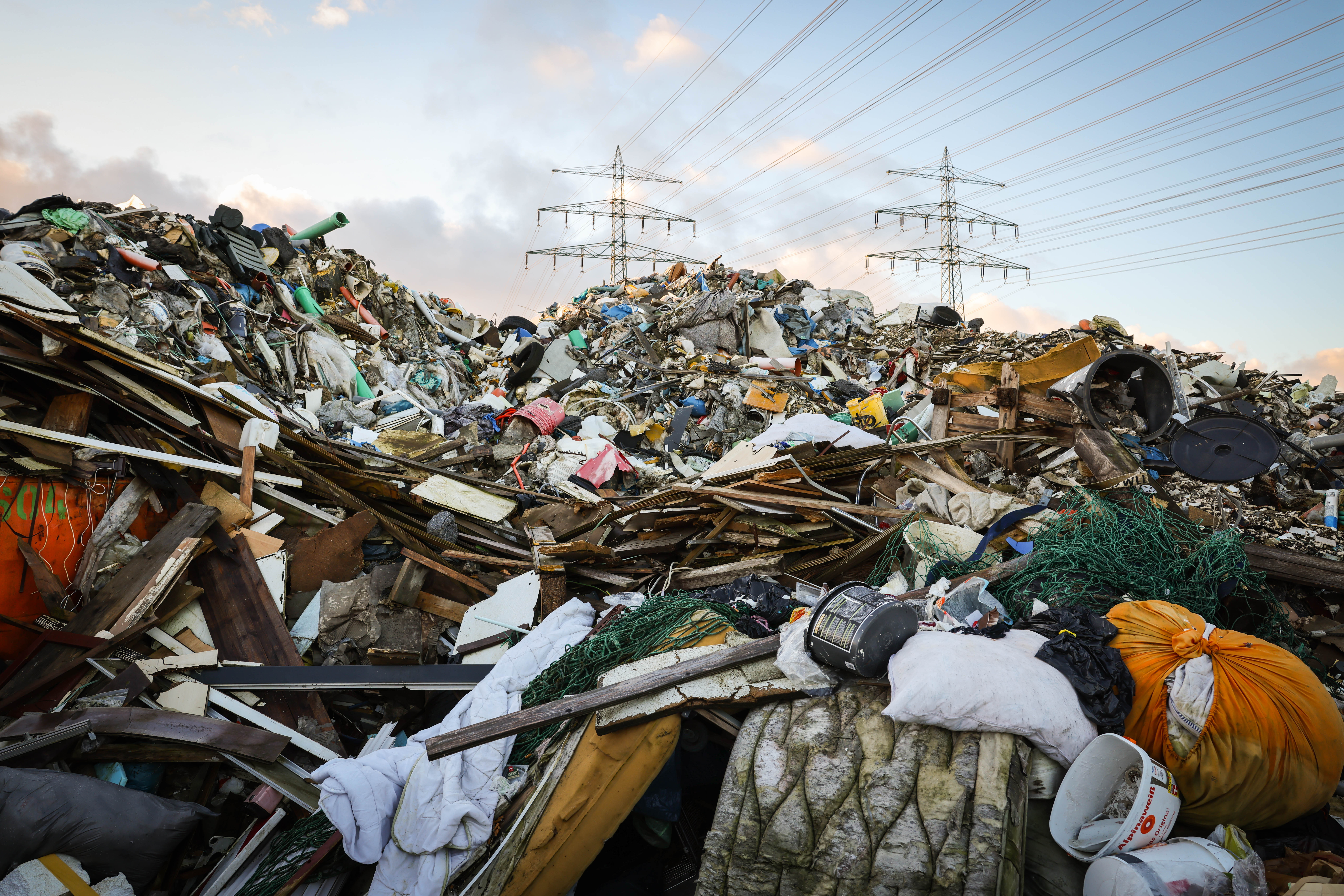 Bis zu sechs Meter hoch türmt sich Müll wie Bauschutt, Teerpappe und Asbest im Norderstedter Gewerbegebiet Friedrichsgabe.