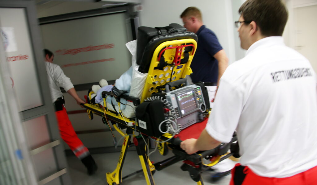 Rettungssanitäter liefern eine Notfallpatientin in ein Krankenhaus ein (Symbolbild).