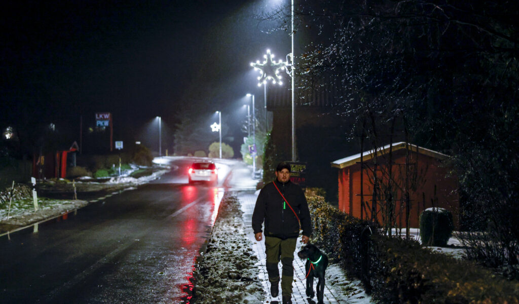 Kai Ulrich hat die Beleuchtung auf der Hauptstraße in Osterby per Handy eingeschaltet.