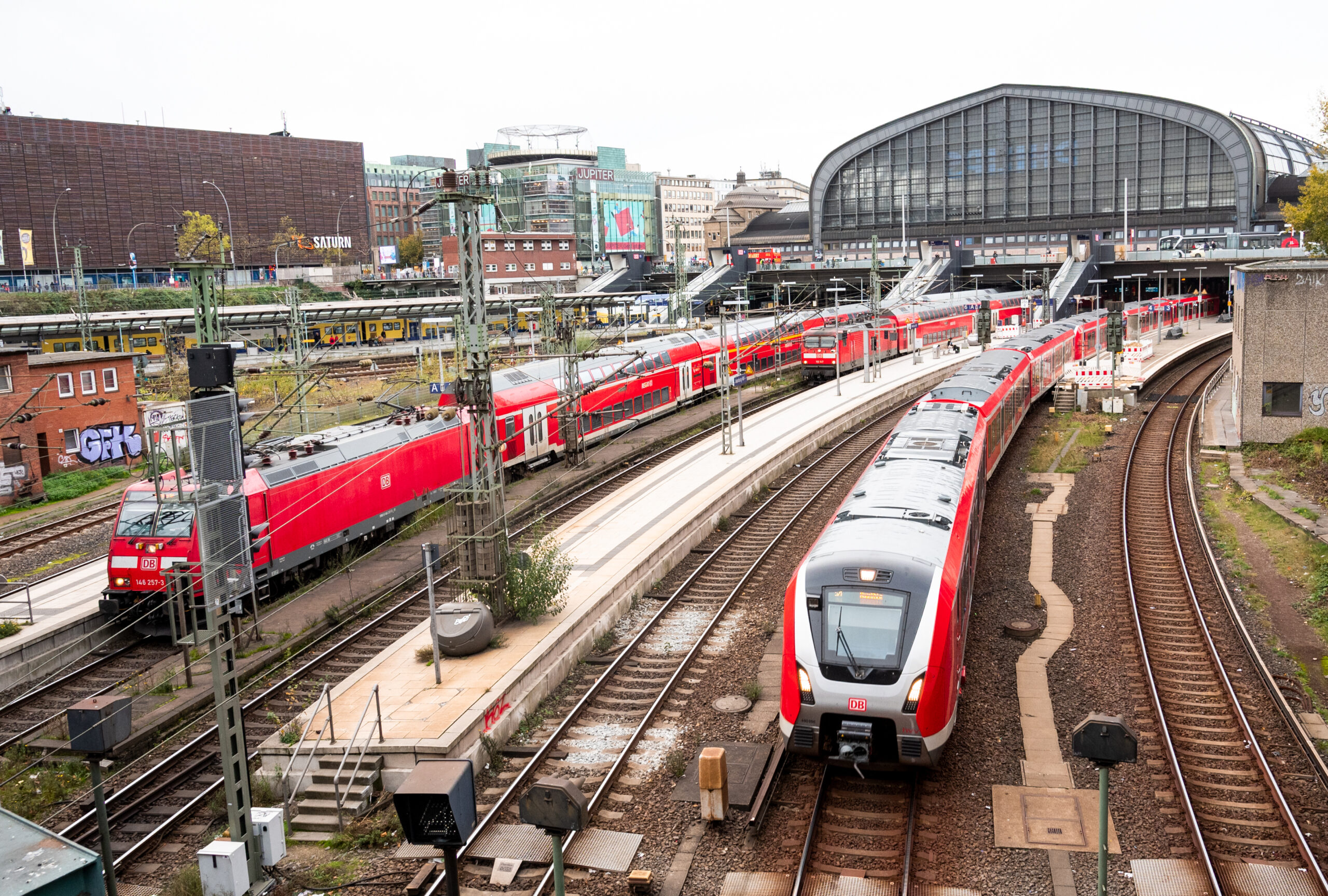 S-Bahn und Regionalzüge am Hamburger Hauptbahnhof (Symbolbild).