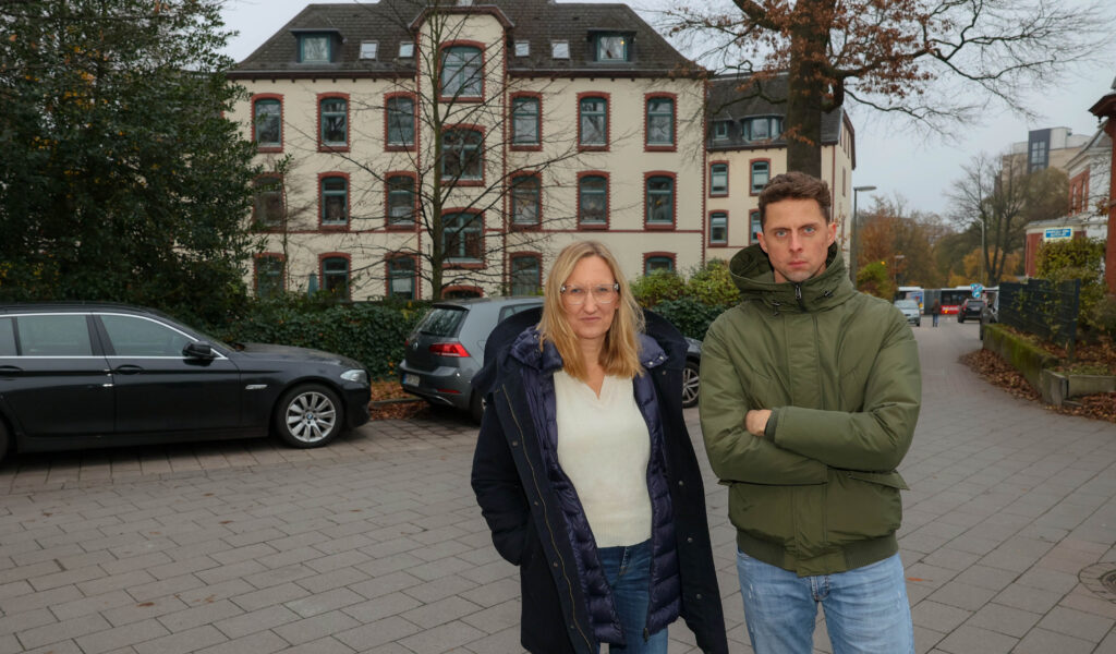 Anwohner Lukas Dau und Mareike Hennings sind sauer: Sie bekommen als Anwohner keinen Anwohnerparkausweis.