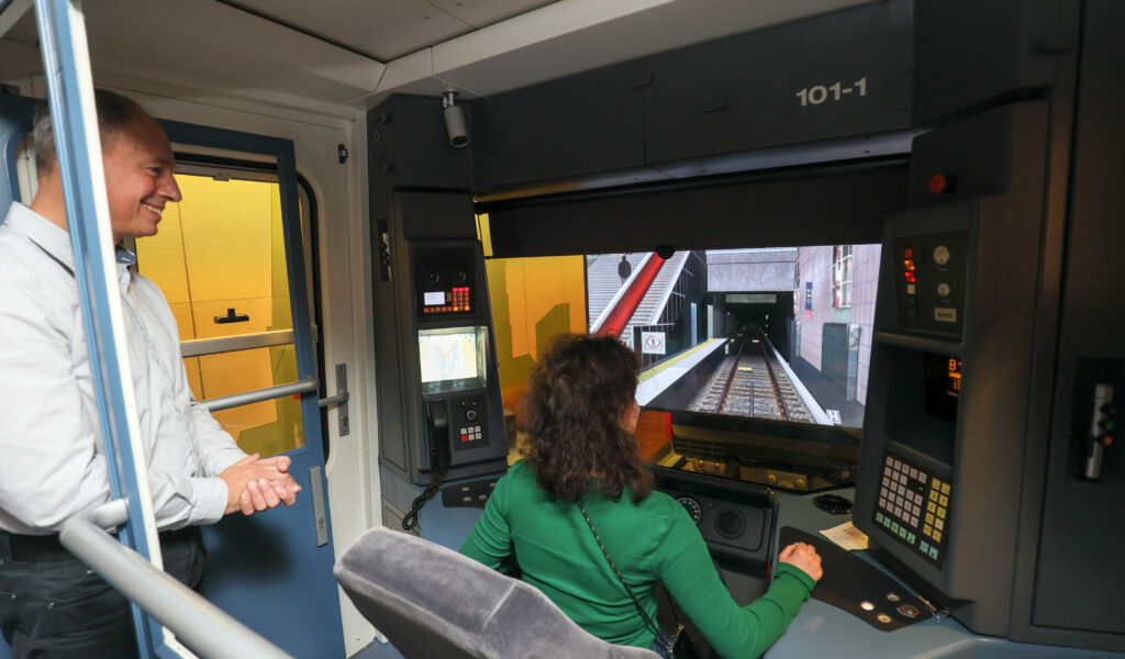 Im Simulator können die künftigen U-Bahn-Führer zunächst virtuell durch Hamburg fahren.