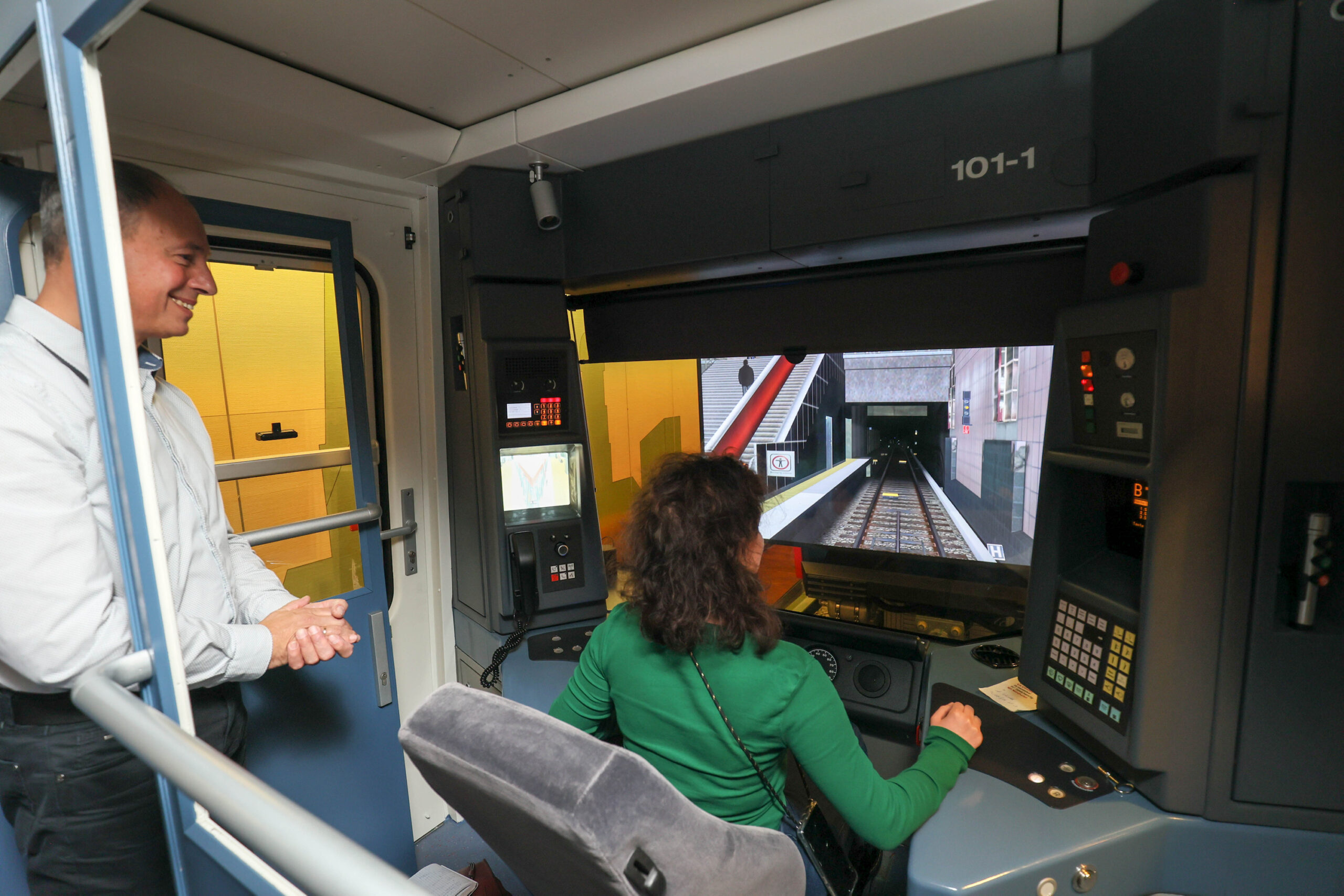 Im Simulator können die künftigen U-Bahn-Führer zunächst virtuell durch Hamburg fahren.