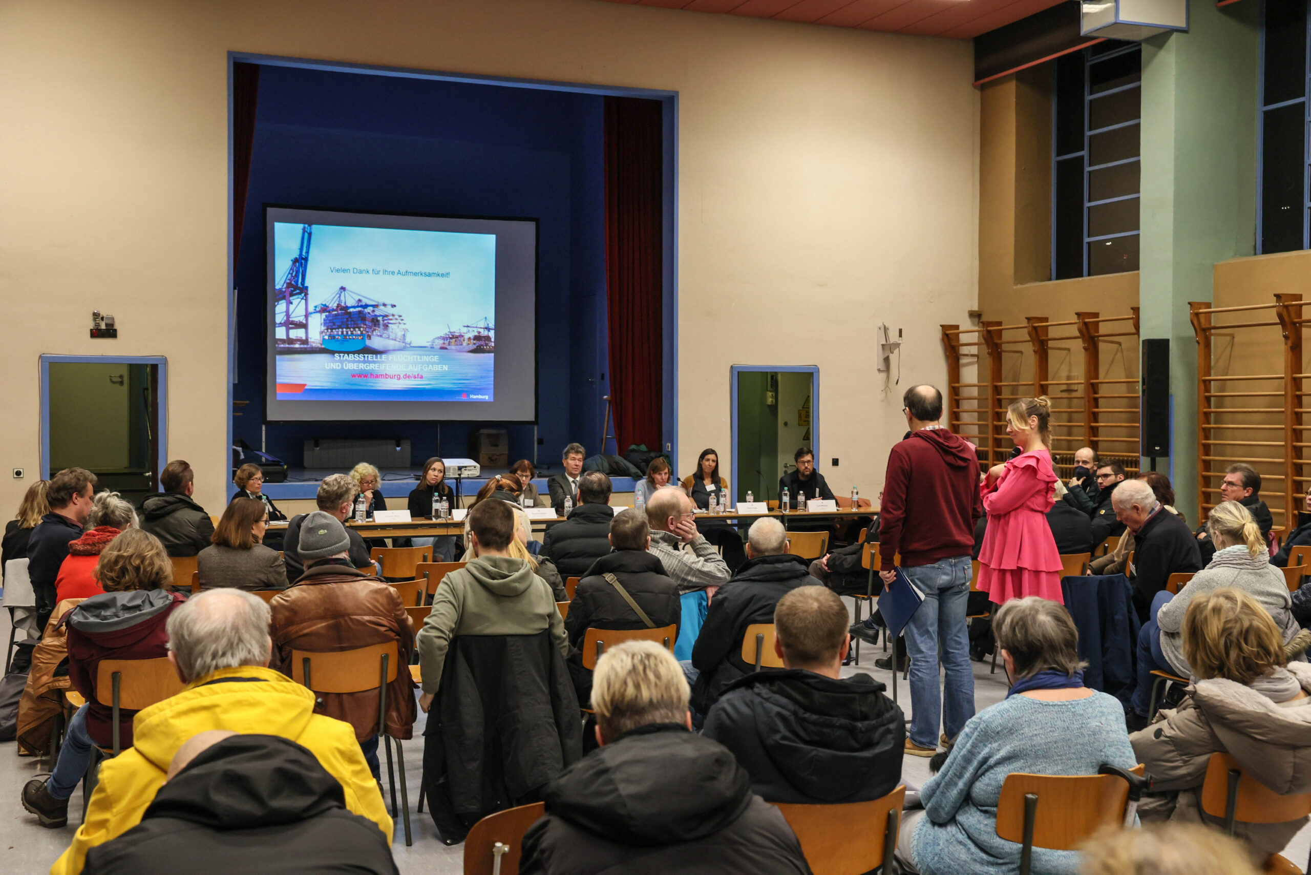 Der Bezirk Wandsbek informiert auf einer Veranstaltung über die Pläne für die neue Unterkunft. Die Stimmung ist angespannt.