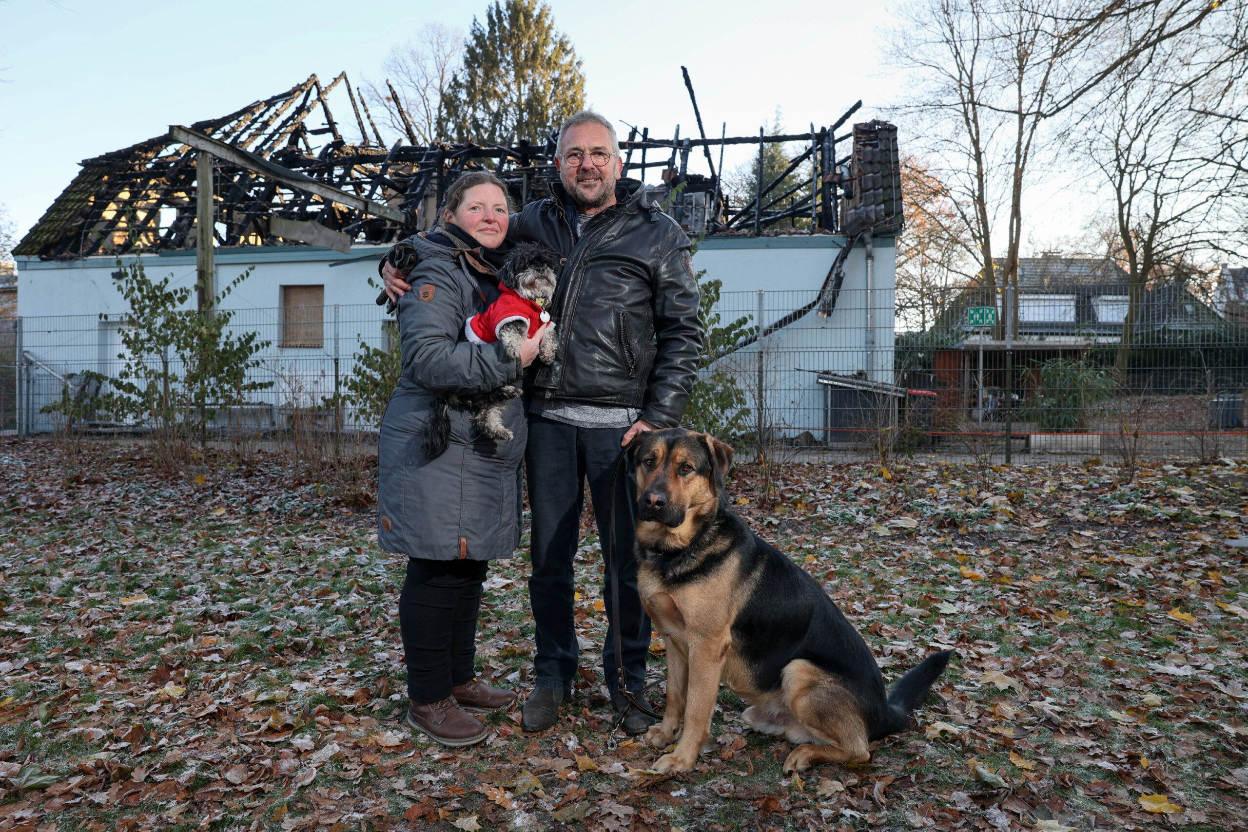 Bea Farid (49) und Klaus Thiering (62) stehen mit ihren Hunden „Herrn Lehmann“ und „Pummelfee“ vor ihrem abgebrannten Haus.