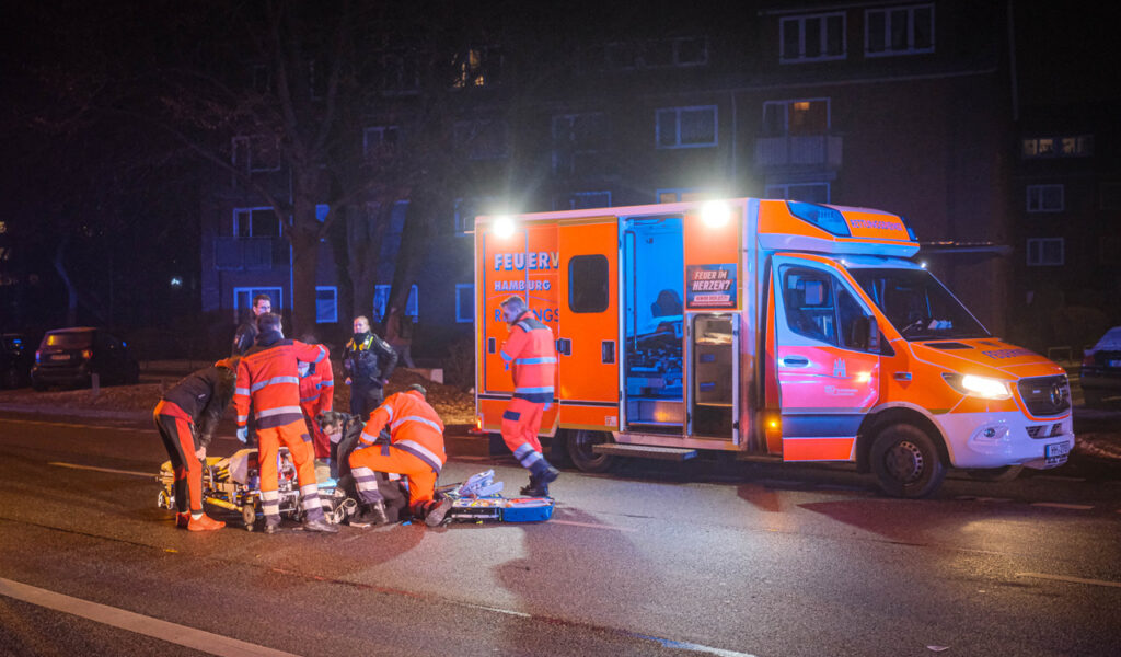 Feuerwehr- und Polizeikräfte an der Unfallstelle in Hamburg-Steilshoop.