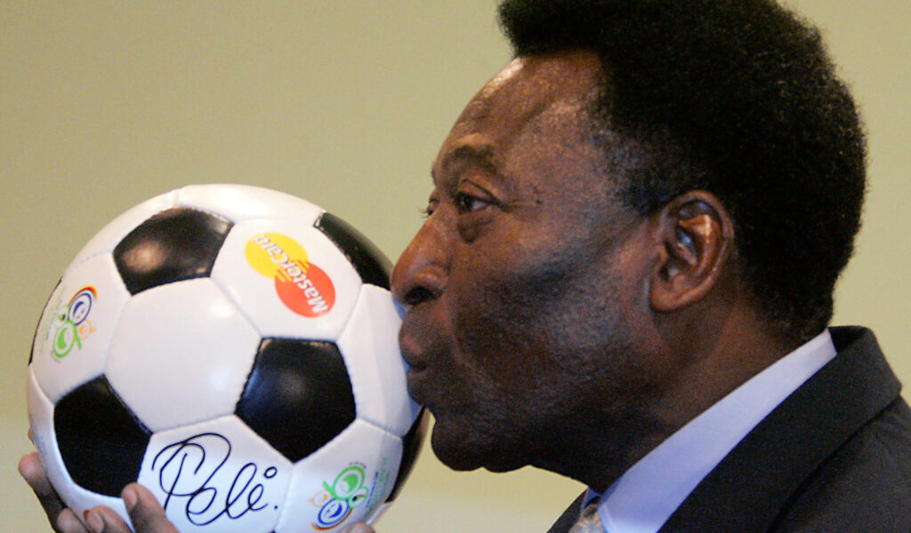 Pele küsst den WM-Ball