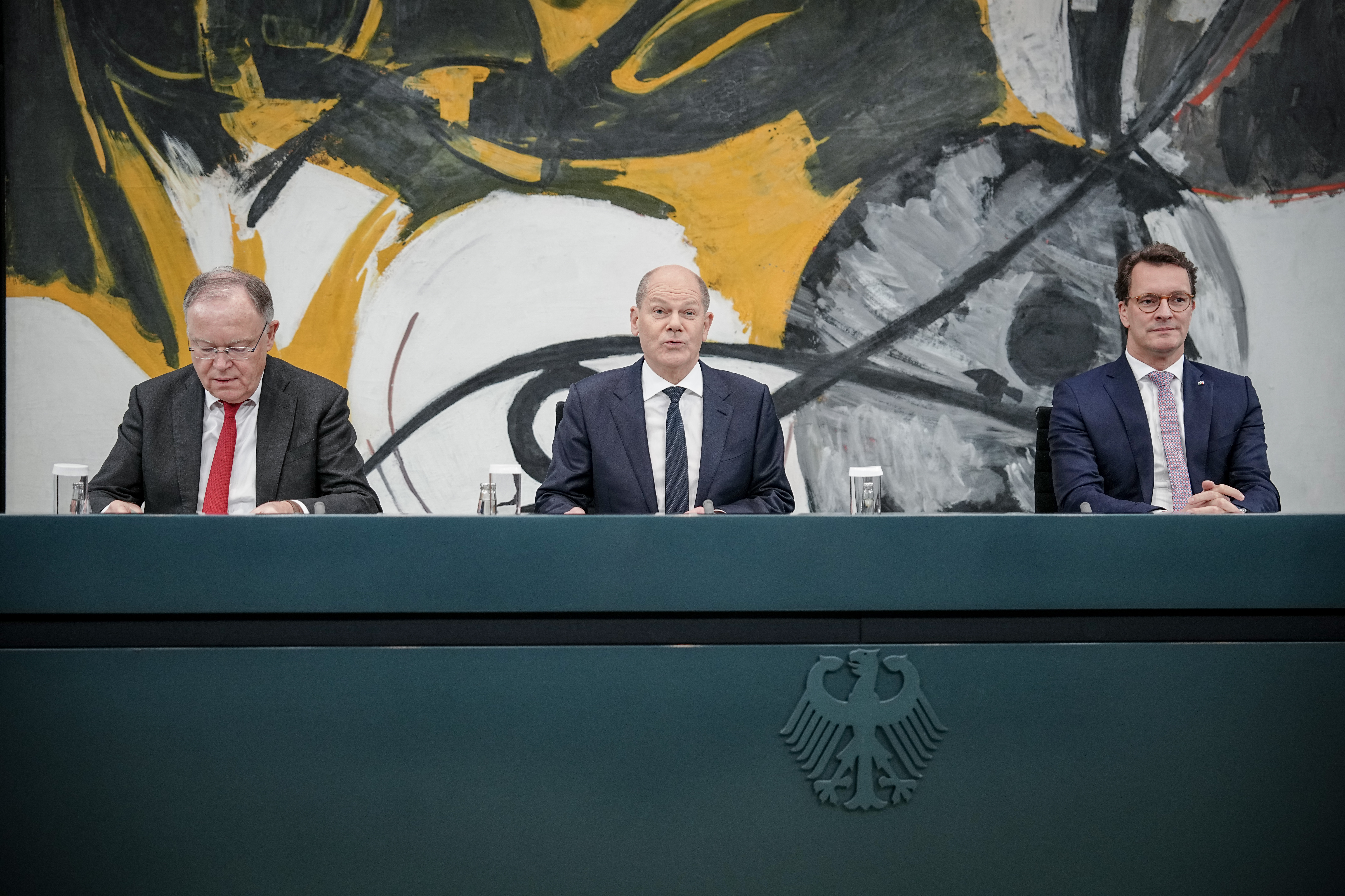 Stephan Weil (vl, SPD), Ministerpräsident von Niedersachsen, Bundeskanzler Olaf Scholz (SPD) und Hendrik Wüst (CDU), Ministerpräsident von Nordrhein-Westfalen
