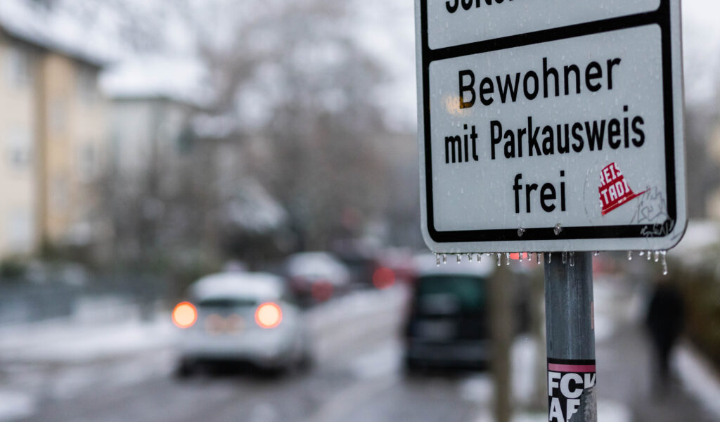 Ein Schild zeigt „Bewohner mit Parkausweis frei“