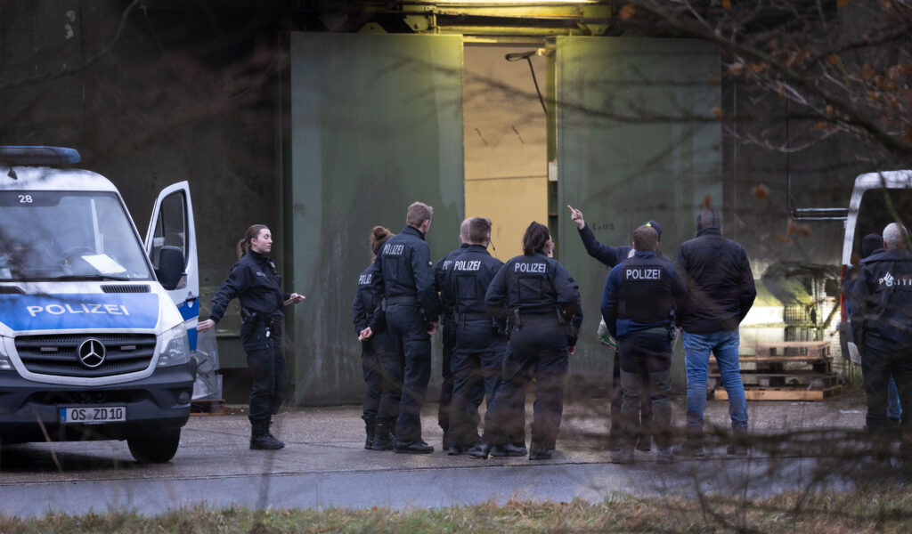 Mit Durchsuchungen in Nordrhein-Westfalen, Niedersachsen und den Niederlanden ging die Polizei am Dienstag gegen den Handel mit illegalen Feuerwerkskörpern vor.