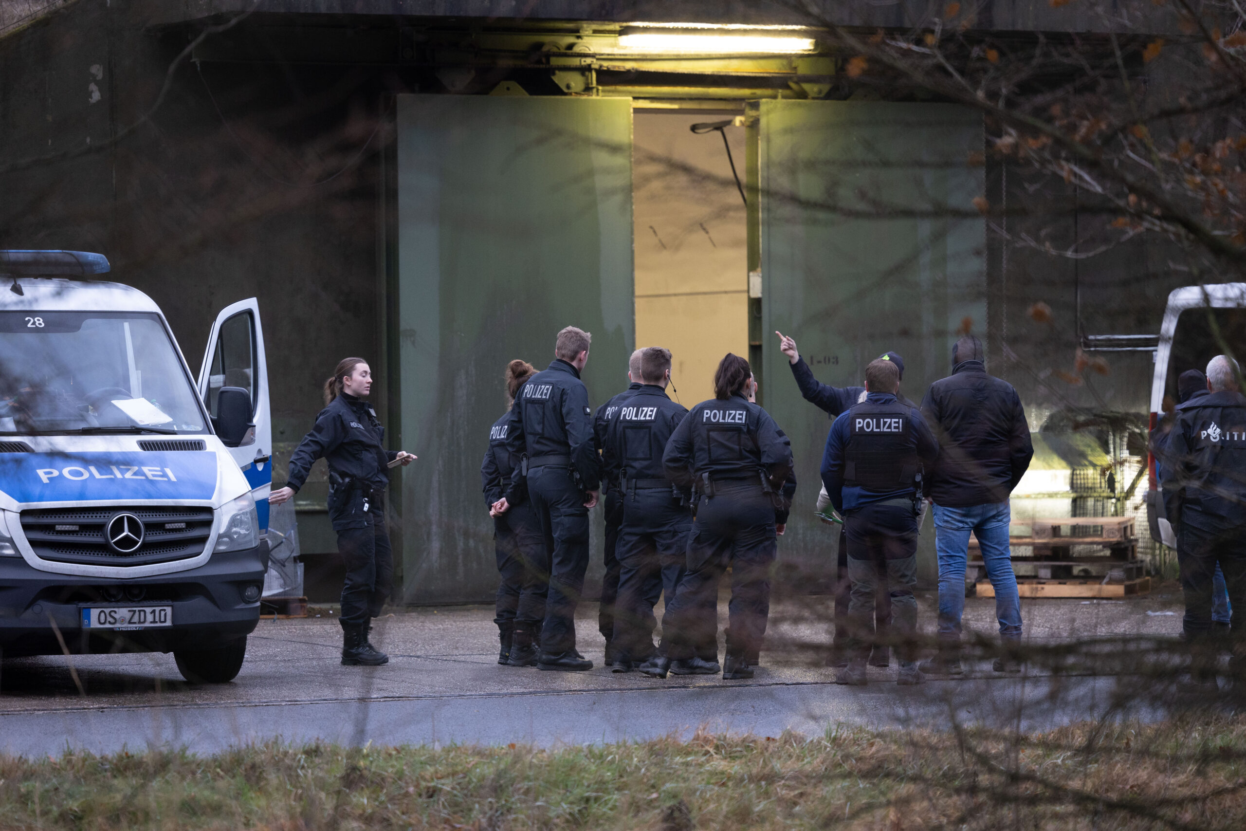 Mit Durchsuchungen in Nordrhein-Westfalen, Niedersachsen und den Niederlanden ging die Polizei am Dienstag gegen den Handel mit illegalen Feuerwerkskörpern vor.