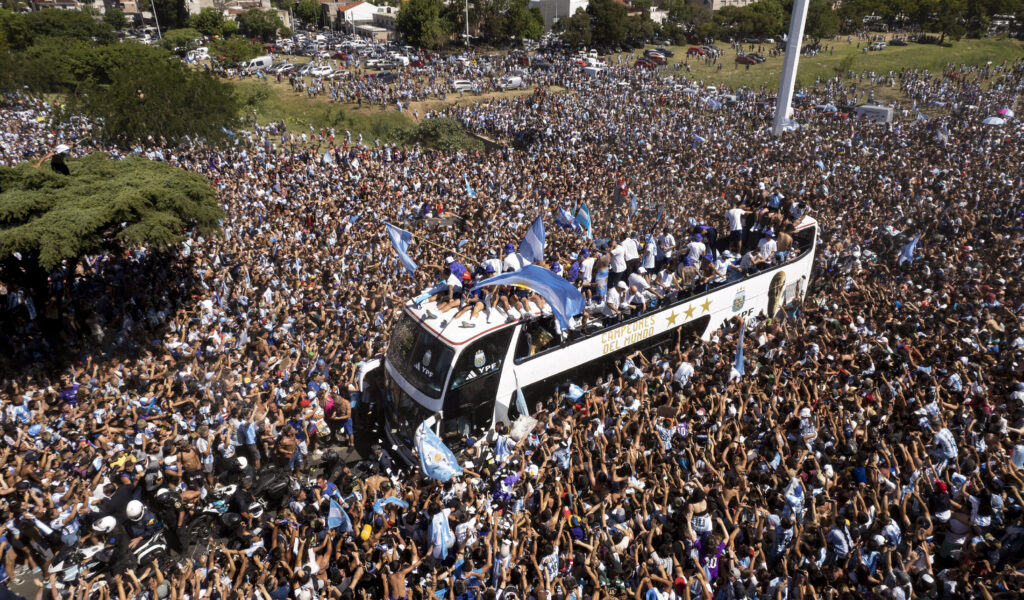 Rund fünf Millionen Fans jubelten in Buenos Aires den argentinischen WM-Helden auf dem Bus zu.