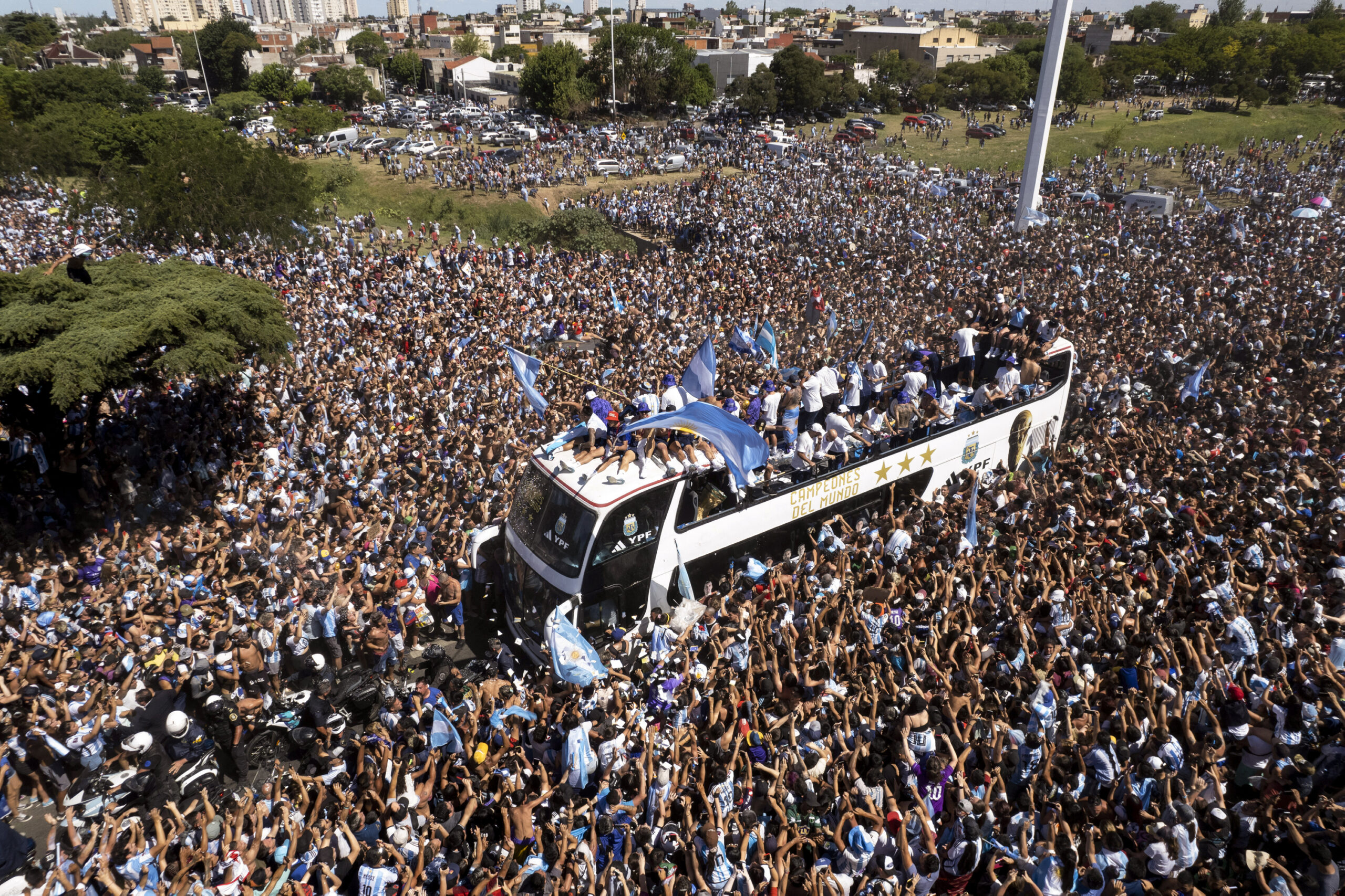 Rund fünf Millionen Fans jubelten in Buenos Aires den argentinischen WM-Helden auf dem Bus zu.