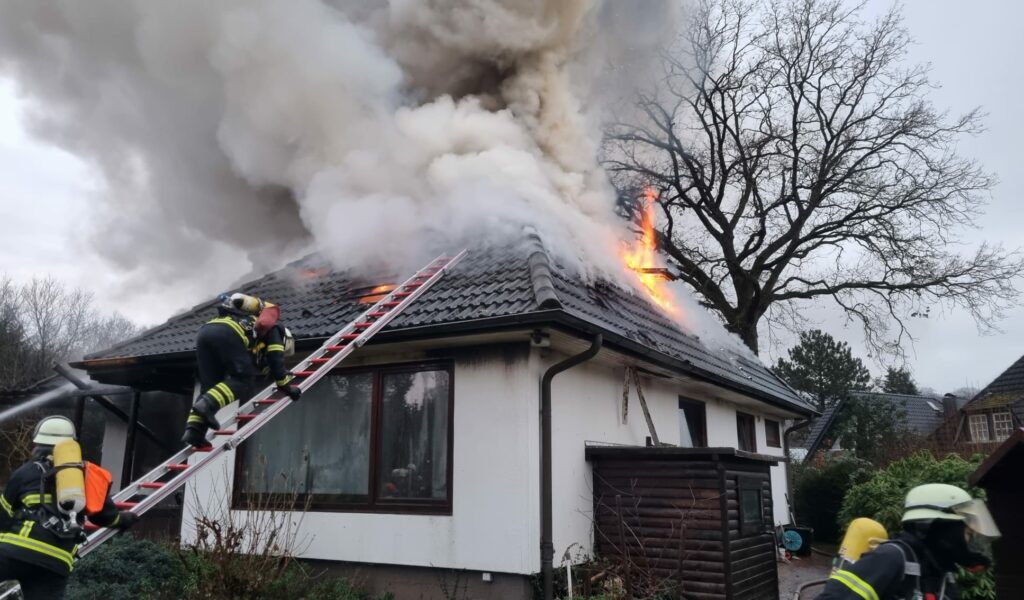 Dach eines Bungalow in Flammen – 70 Feuerwehrmänner im Einsatz