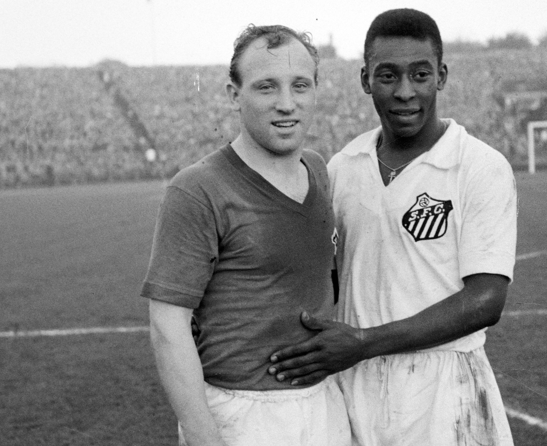 Pelé mit Uwe Seeler beim Freundschaftsspiel im Volksparkstadion