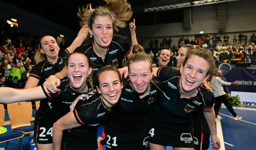 Deutschlands Hockey-Frauen bejubeln den Titelgewinn bei der Hallen-EM in Hamburg