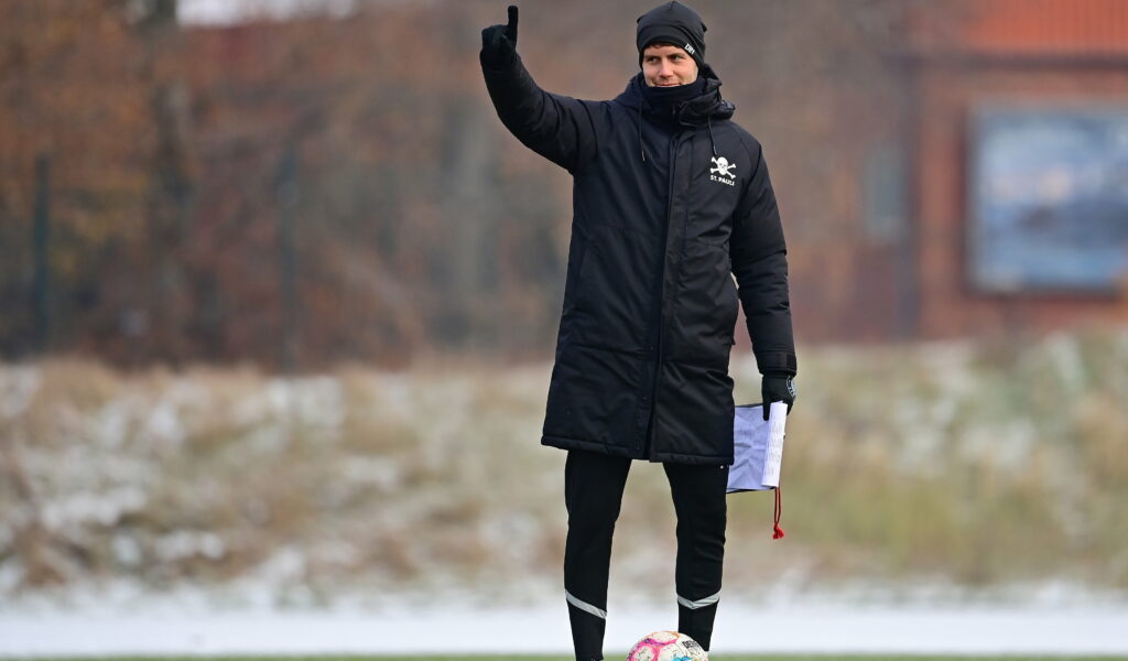 Fabian Hürzeler im Training vom FC St. Pauli