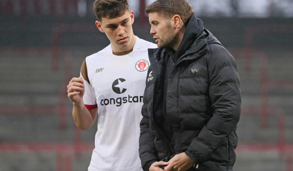 Marcel Beifus im Gespräch mit Trainer Fabian Hürzeler