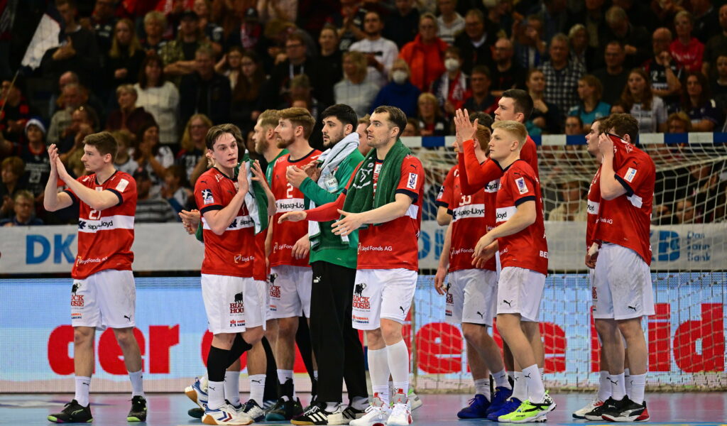 Hamburger Handballer klatschen nach Schlusspfiff