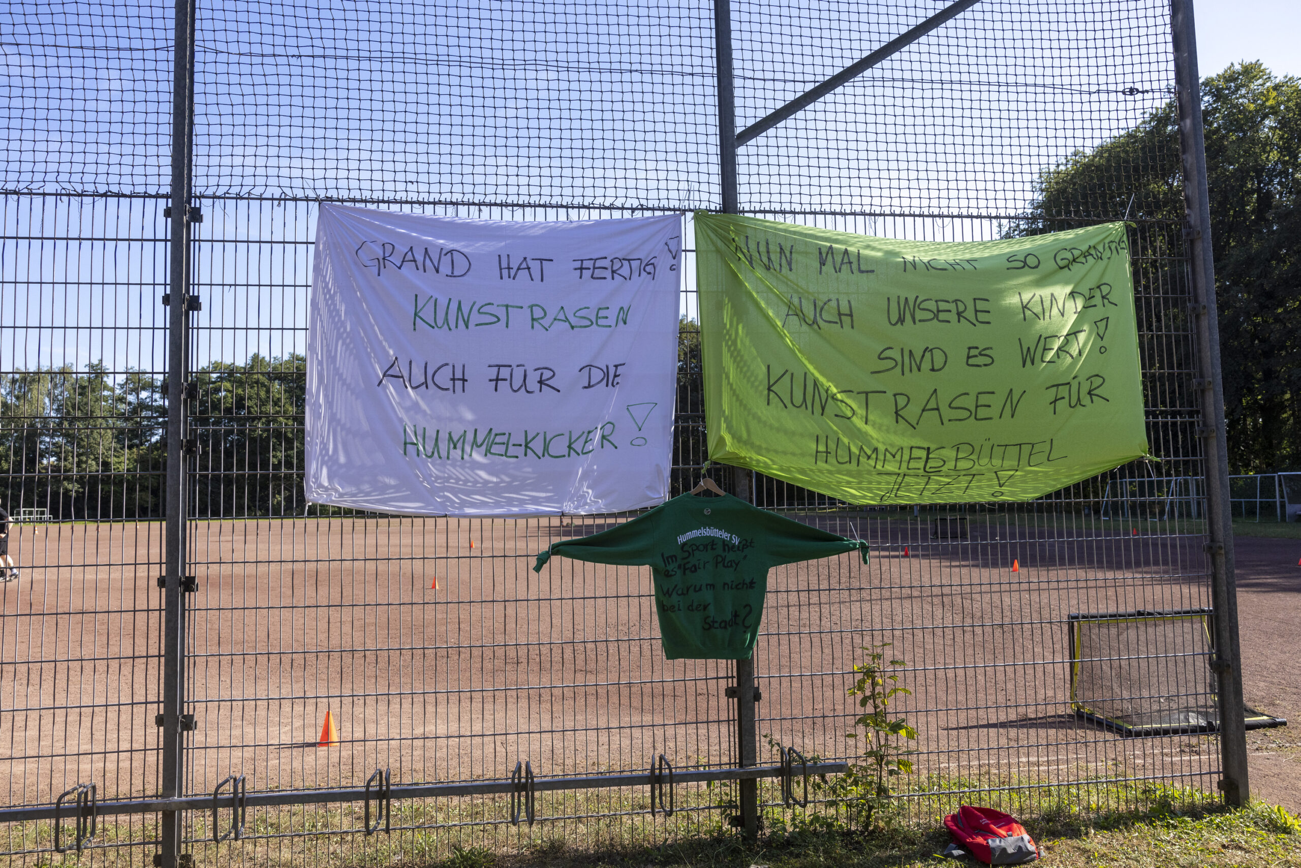 Protest-Transparente hängen am Grandplatz des Hummelsbütteler SV im Sommer 2022