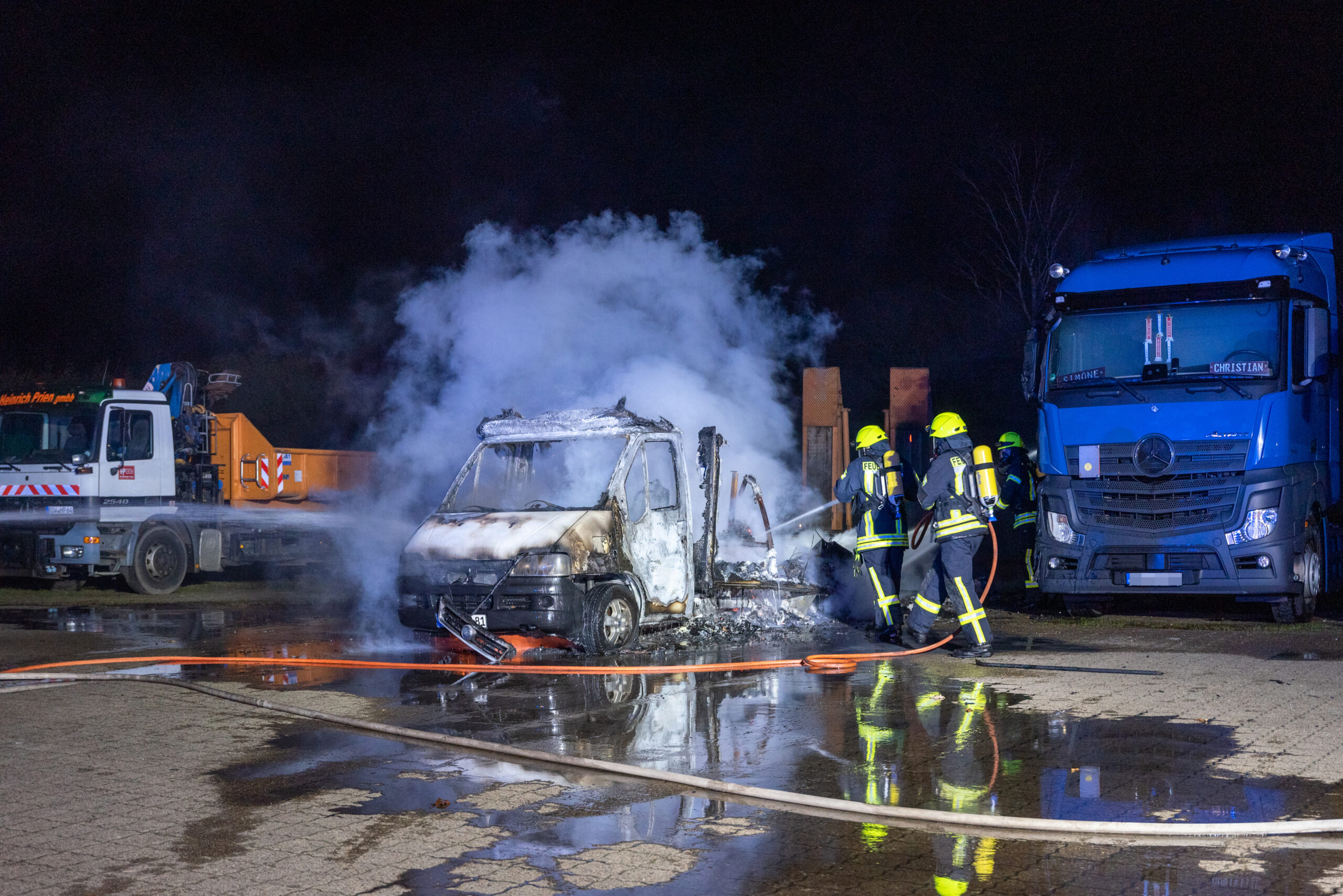 Ein Wohnmobil brannte komplett aus. Zwei weitere Fahrzeuge wurden beschädigt.