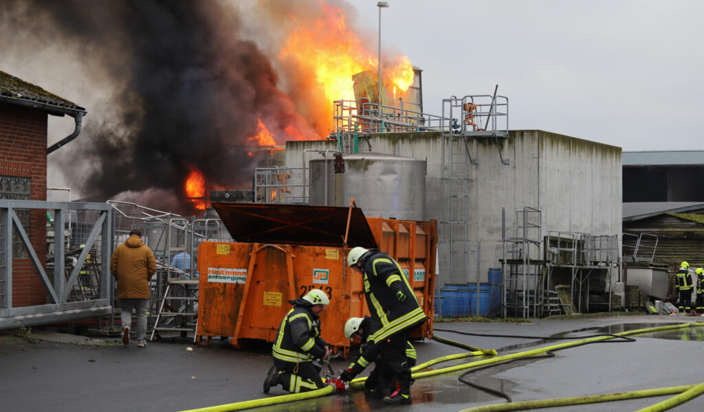 Flammen steigen aus einer Lagerhalle in Westerhorn