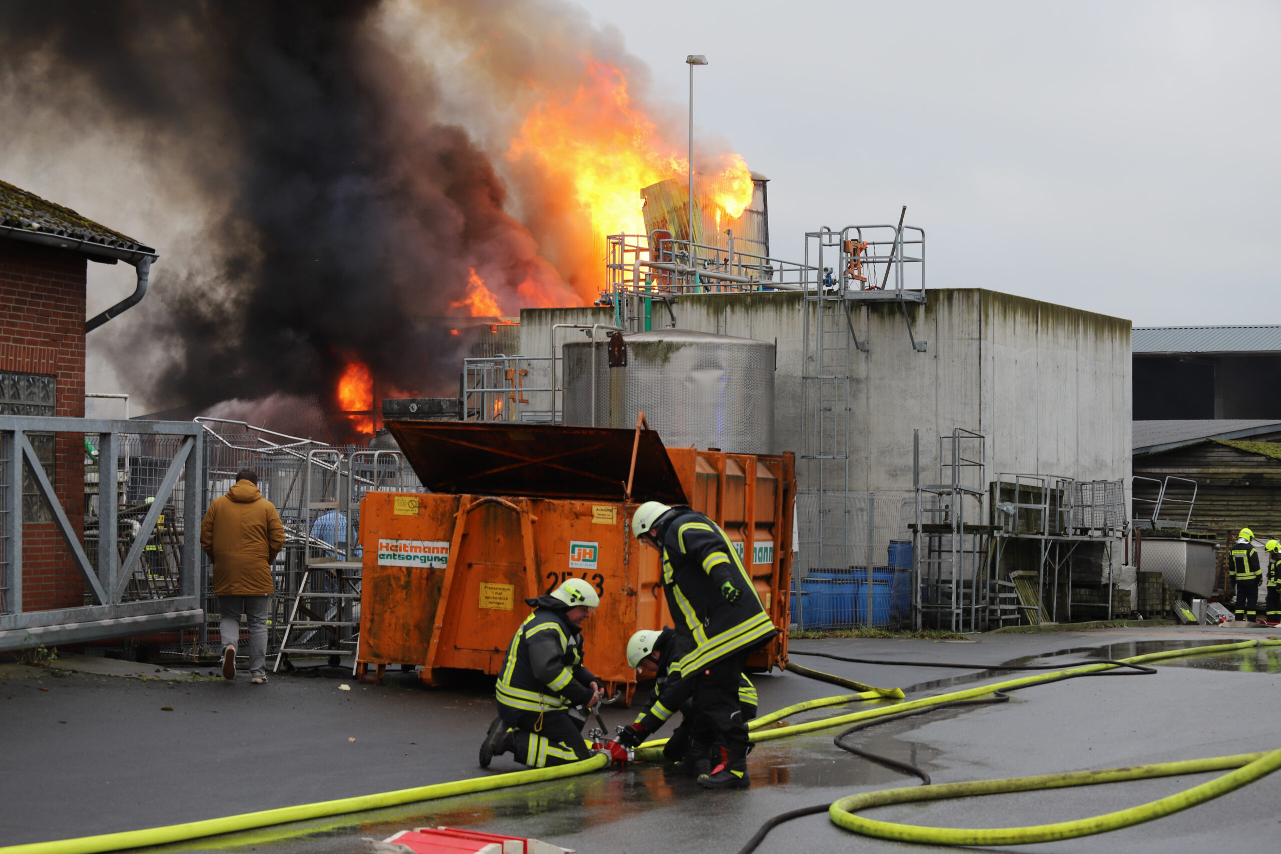 Flammen steigen aus einer Lagerhalle in Westerhorn