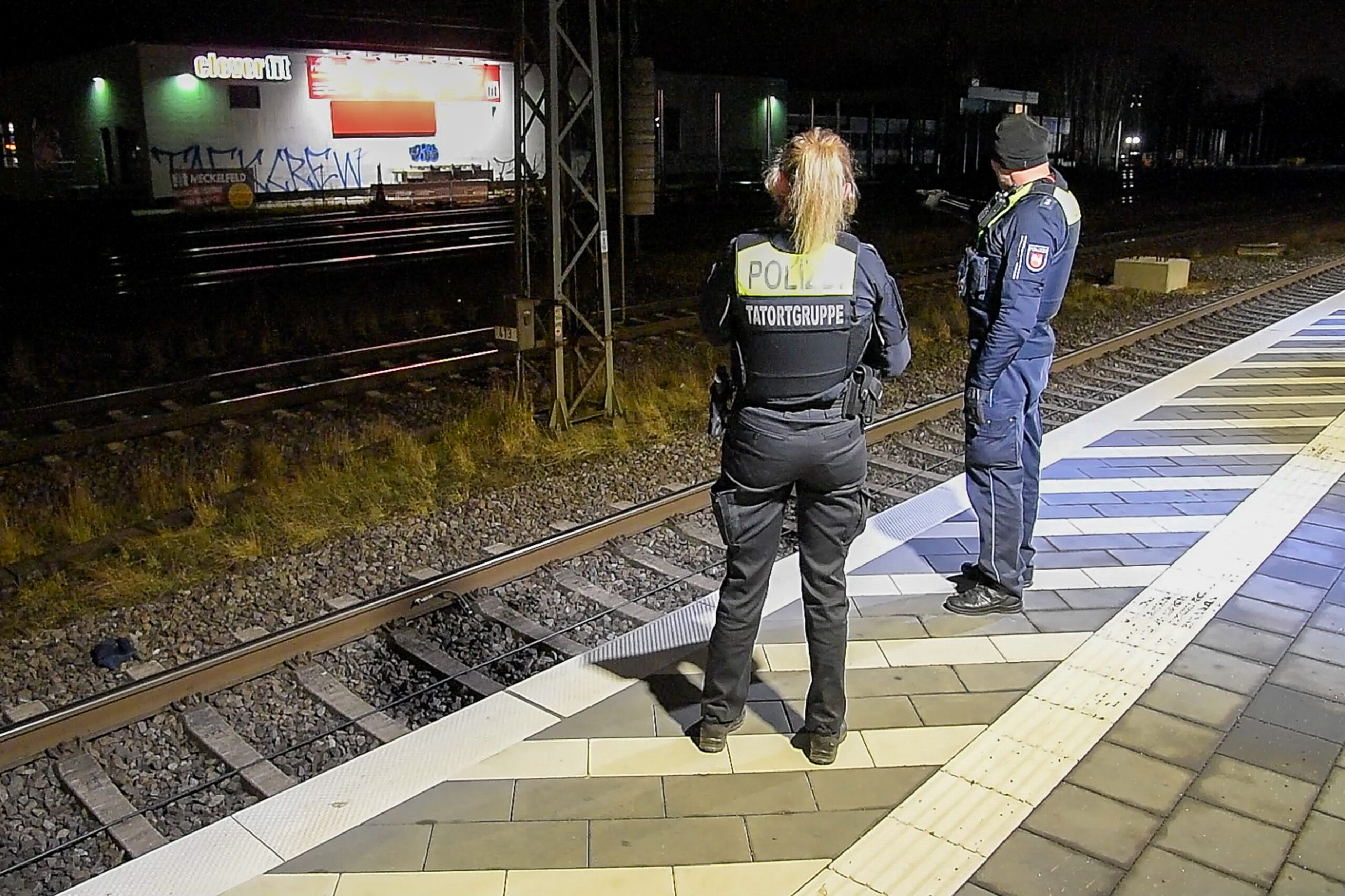 Einsatzkräfte der Polizei am Bahnhof Meckelfeld.