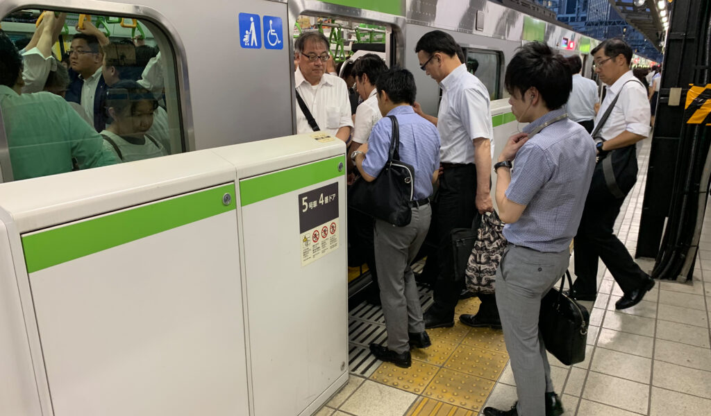 Menschen steigen in eine U-Bahn an einem japanischen Bahnhof. (Symbolbild)