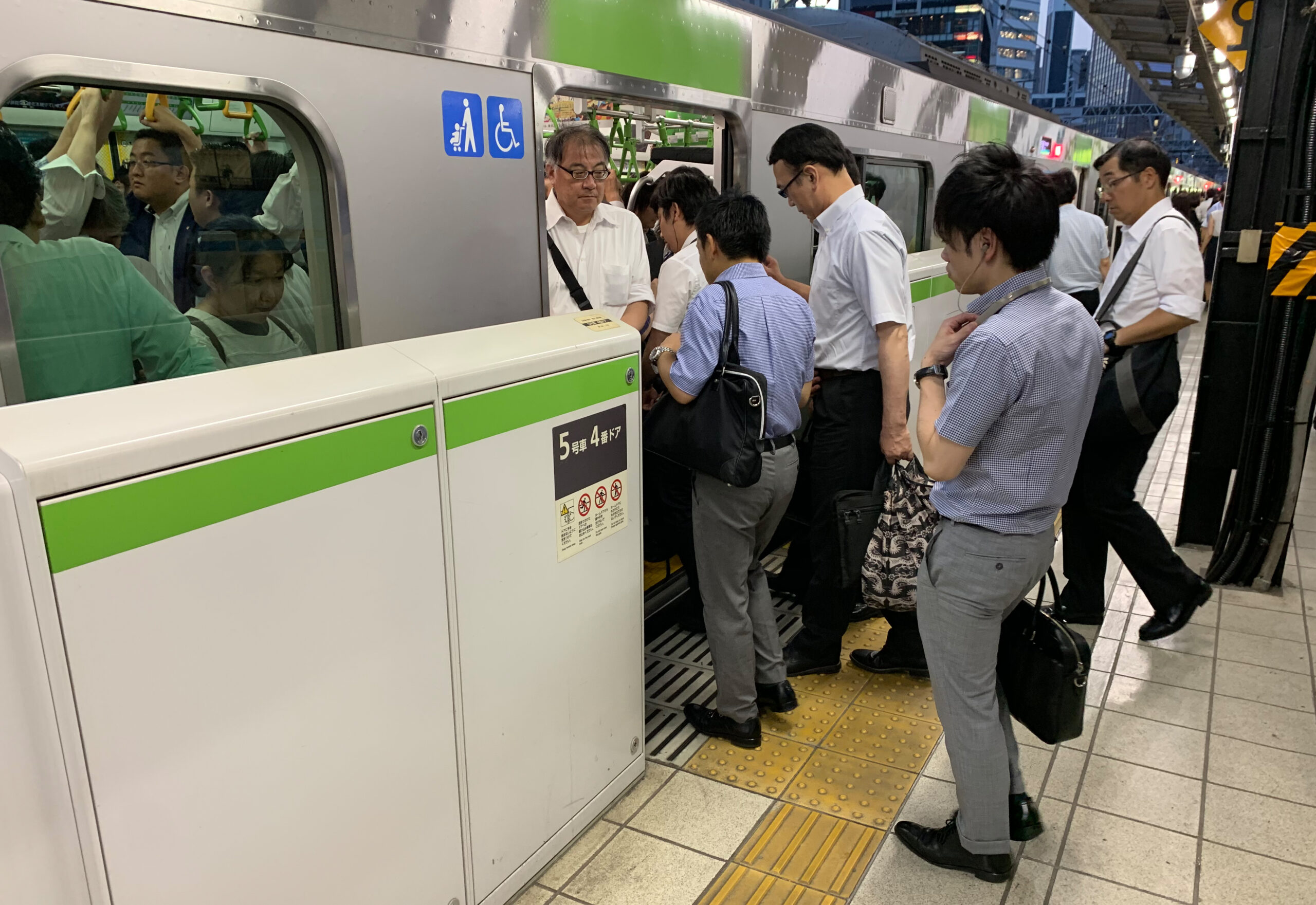 Menschen steigen in eine U-Bahn an einem japanischen Bahnhof. (Symbolbild)
