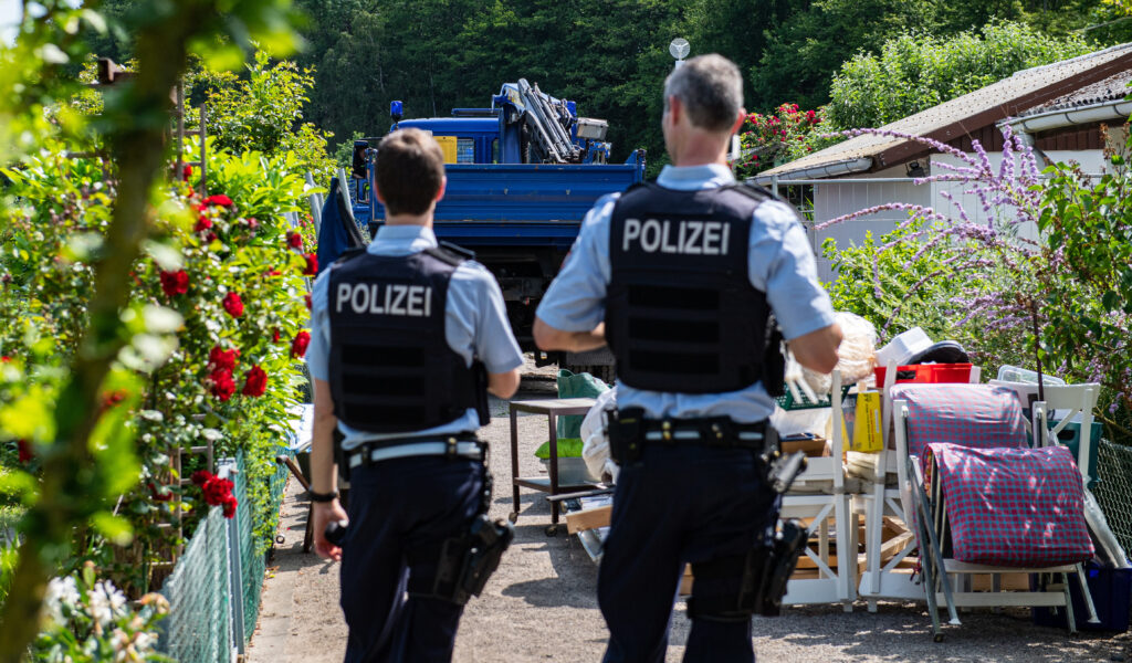 Polizisten in einem KLeingartenverein