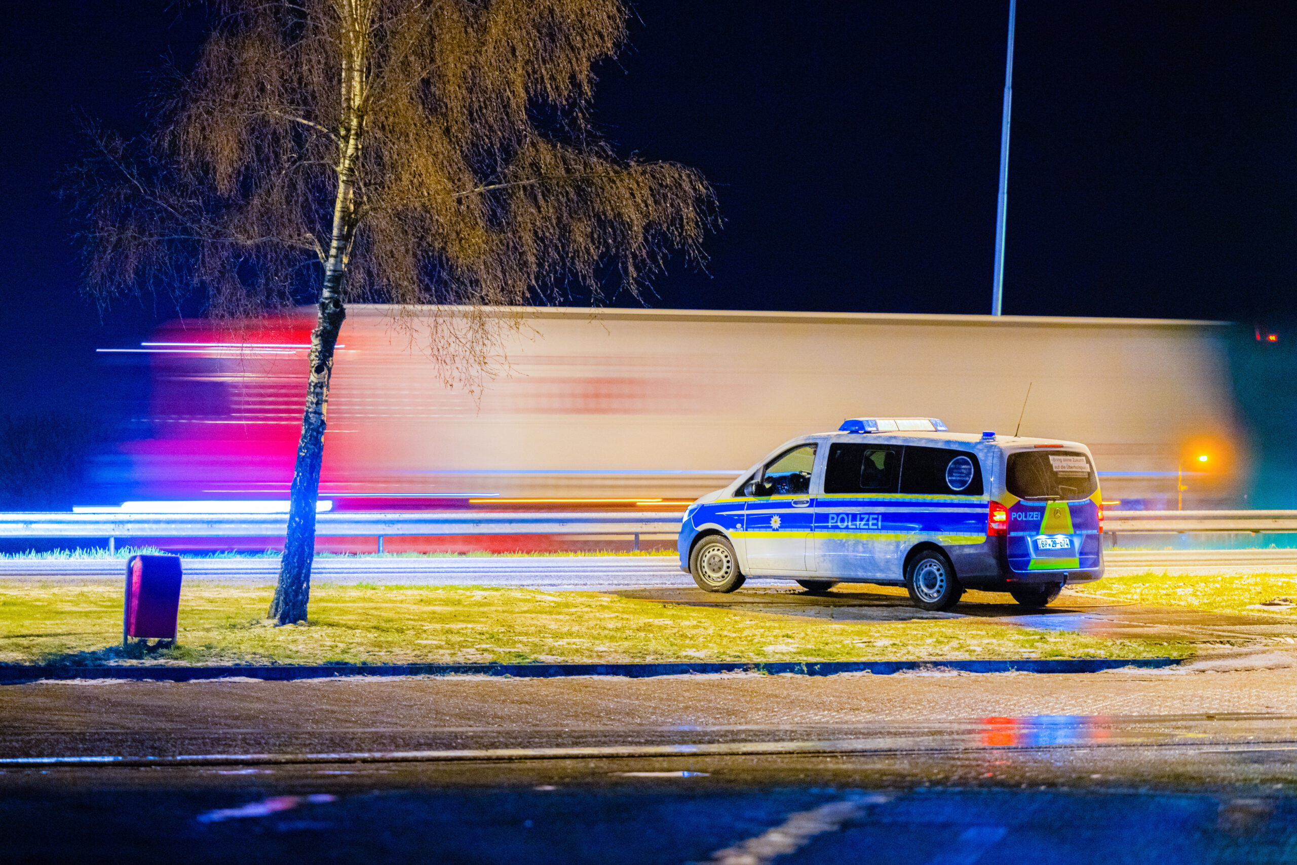 Bundespolizisten stehen in der Nacht mit ihrem Einsatzfahrzeug an der deutsch-niederländischen Grenze.