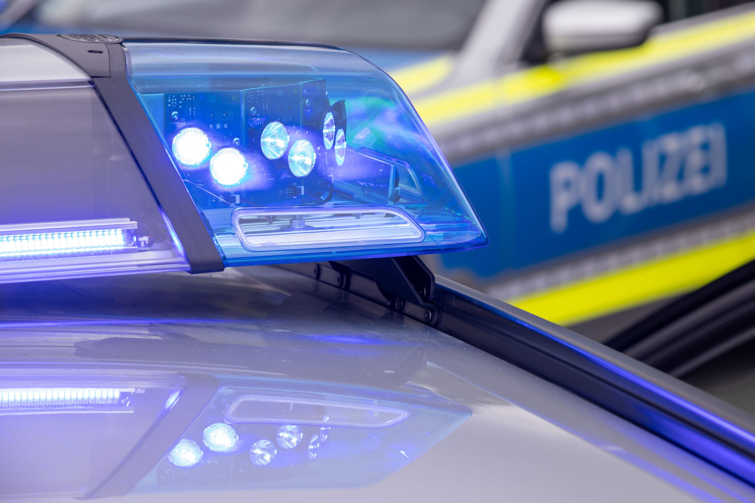 Die Polizei eskortierte das Auto mit Blaulicht und Martinshorn bis ins Krankenhaus (Symbolfoto).