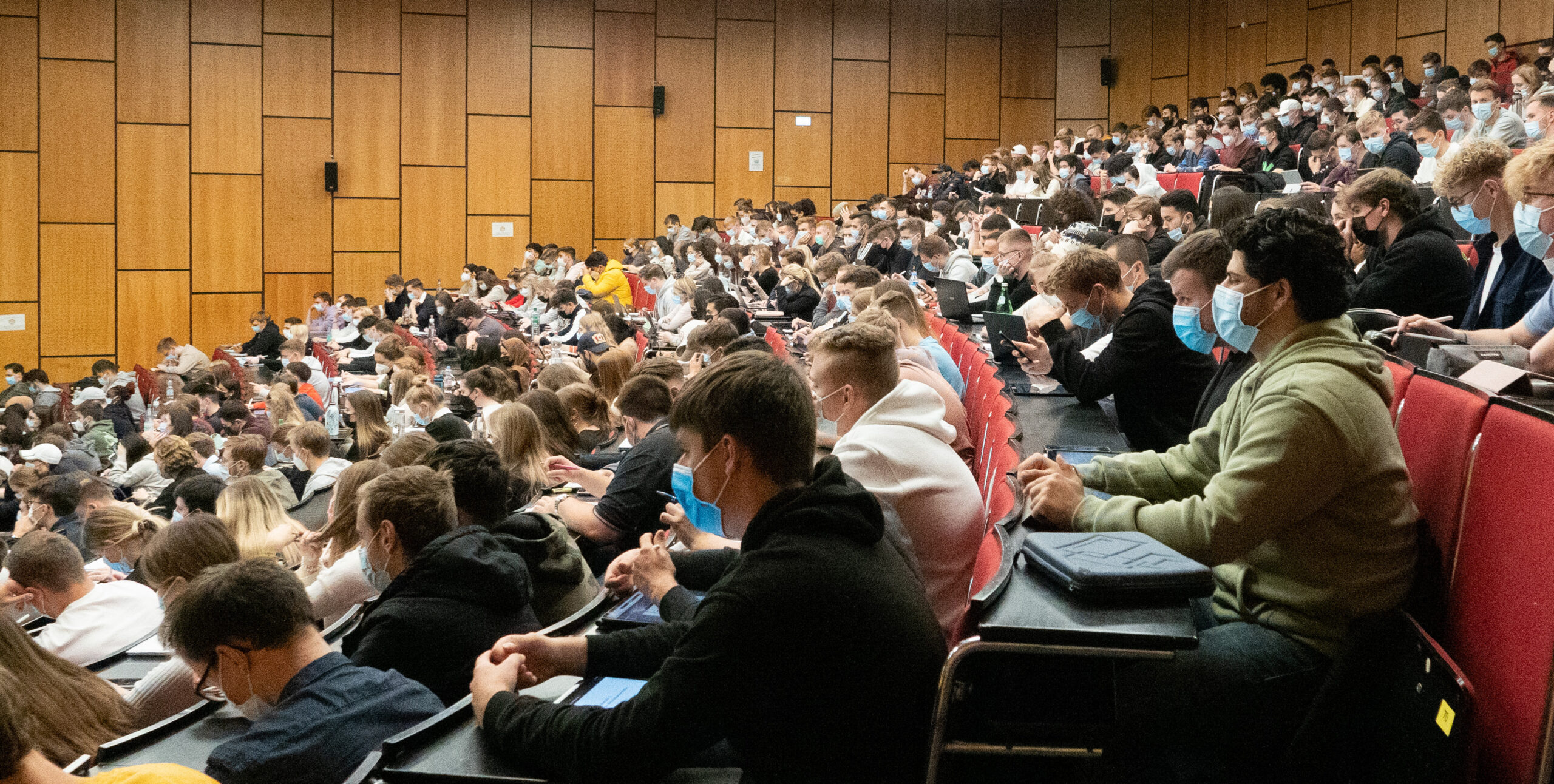 Studenten sitzen währen einer Vorlesung in einem Hörsaal
