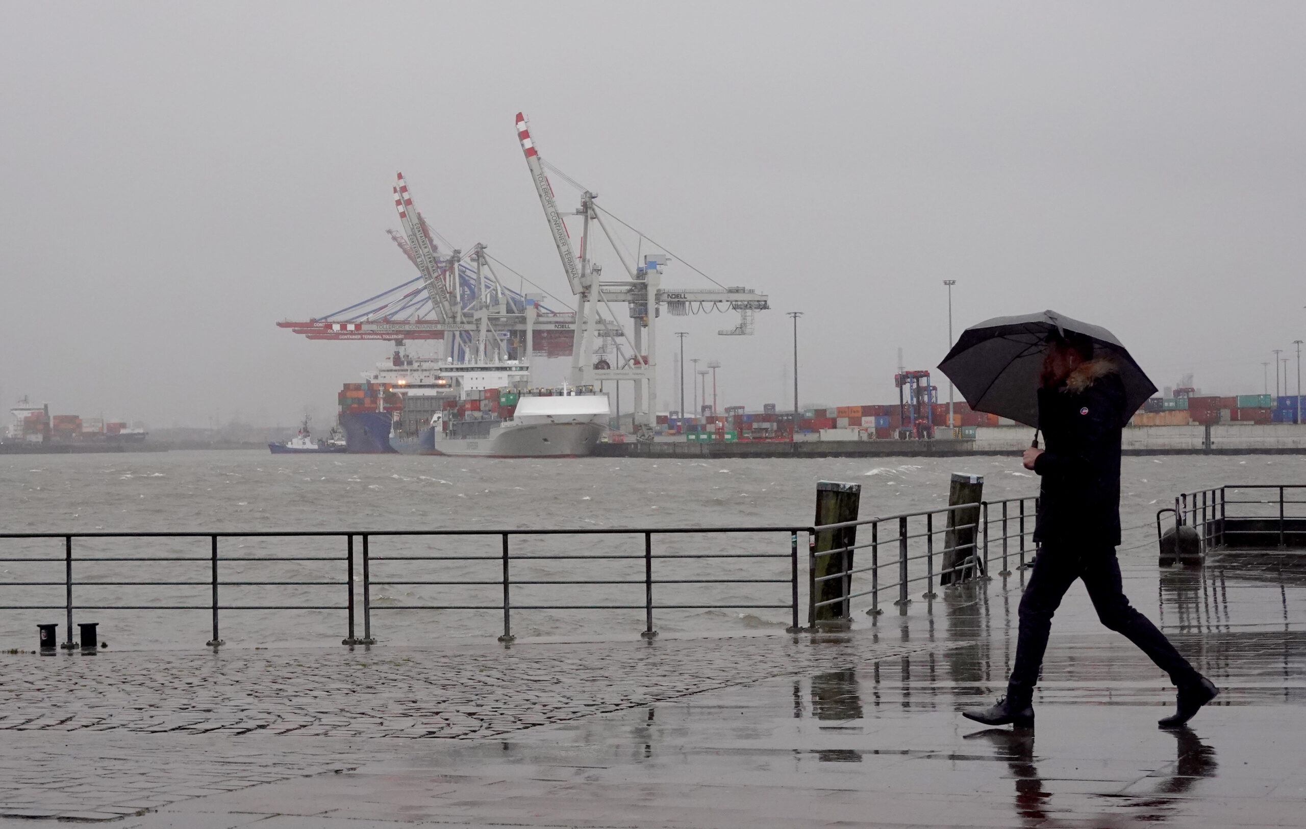 Regnerisches Wetter am Hamburger Hafen