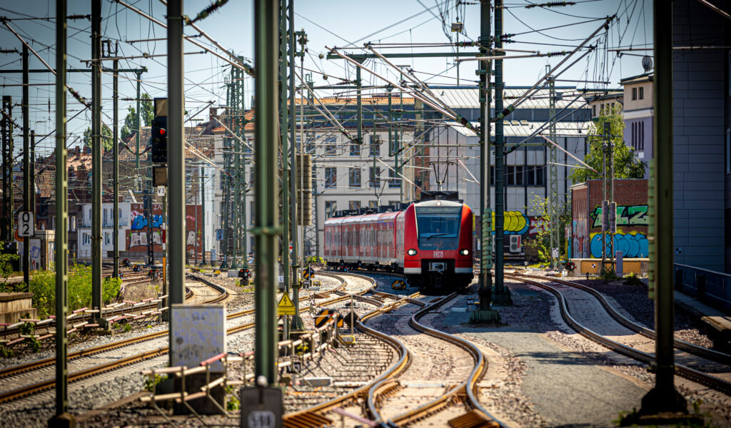 Eine Regionalbahn steht am Hauptbahnhof in Hannover.