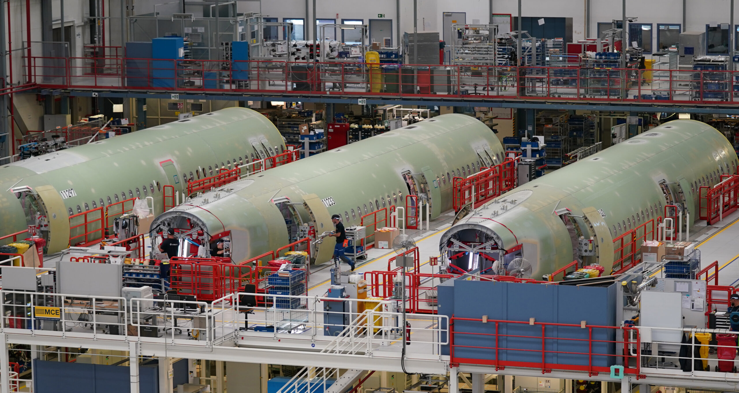 Airbus-Mitarbeiter arbeiten auf dem Werksgelände in Finkenwerder an A320-Flugzeugrümpfen.