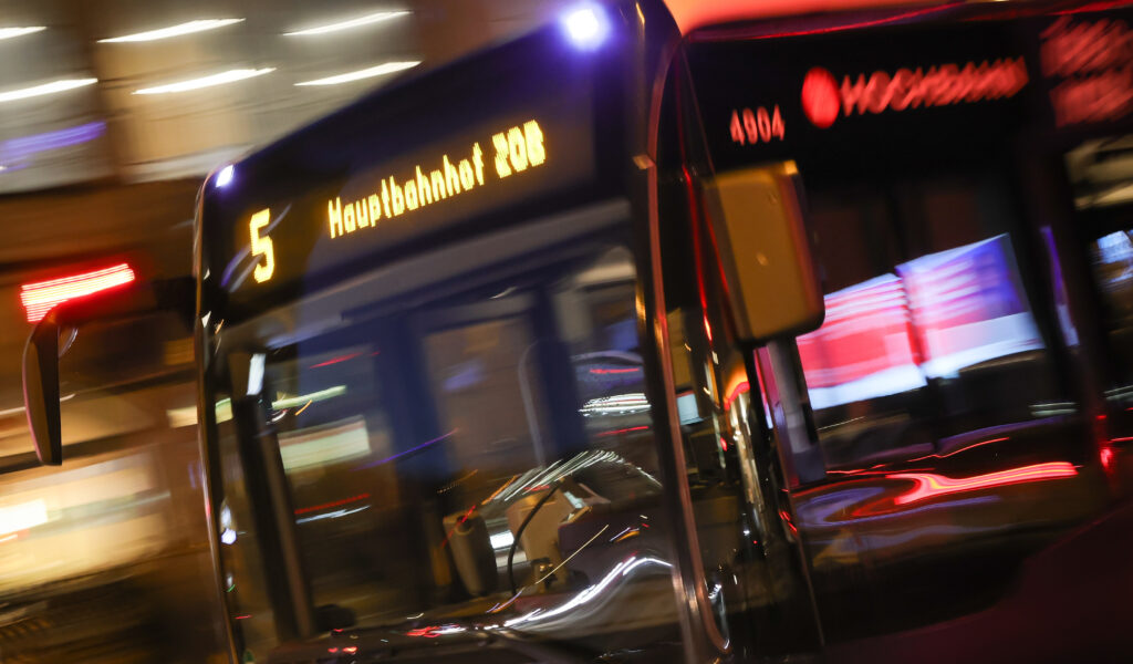 Ein Bus der Linie 5 fährt an der Haltestelle Dammtor ab in Richtung Hauptbahnhof. Aufgrund von zahlreichen Krankmeldungen von Mitarbeitern verkehren die Busse und Bahnen in Hamburg seltener als üblich.