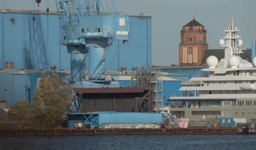 Blick auf das Gelände der Peene-Werft Wolgast. Bei einem Arbeitsunfall ist am Sonntag ein 40-Jähriger gestorben (Archivbild).