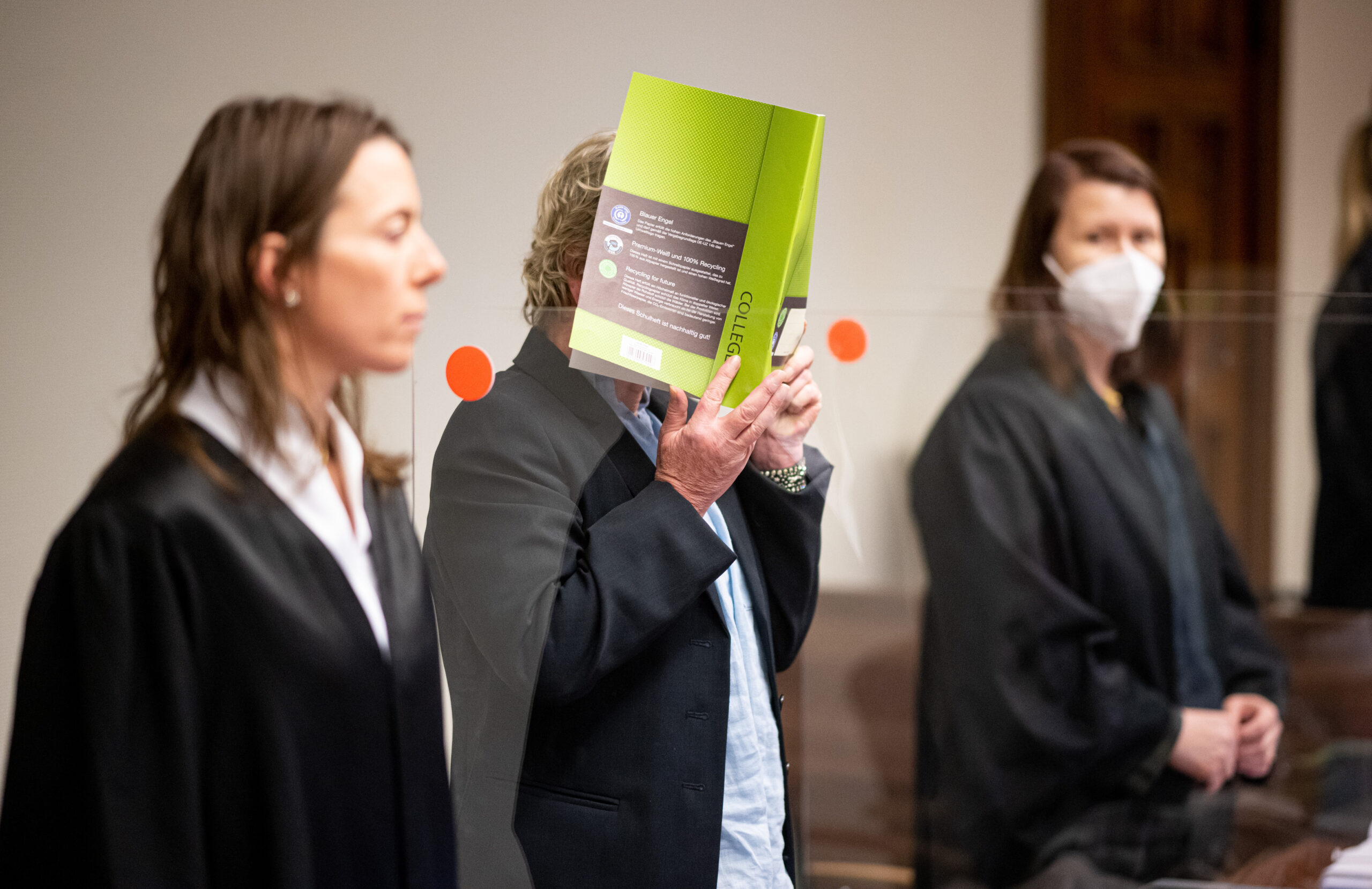 Die Angeklagte steht im Landgericht zwischen ihren Verteidigerinnen Anke Marten-Enke (r.) und Cara-Lavinia Sonneborn.